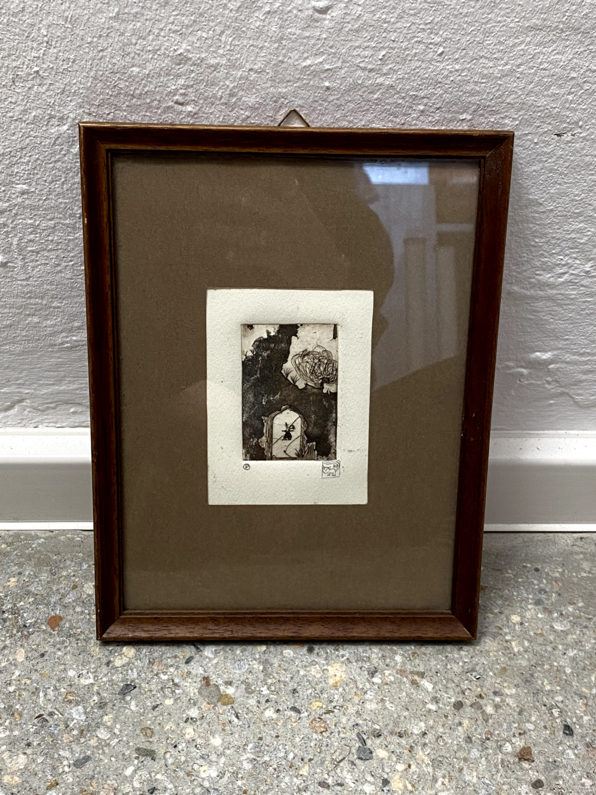* RADIERUNG KLEIN FIGUR IM TORBOGEN BÜSCHE GRAS KINDERZEICHNUNG KATZE