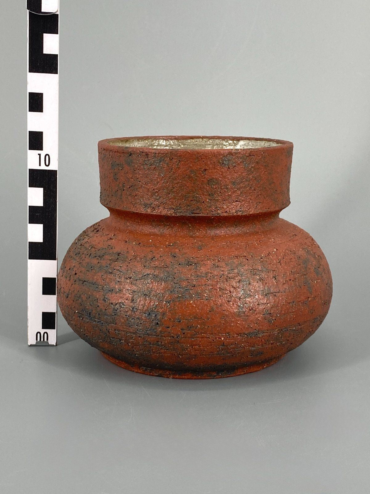* STUDIOKERAMIK VASE ROTBRAUN SIGNIERT 60ER VINTAGE SAMMLERSTÜCK STEINZEUG