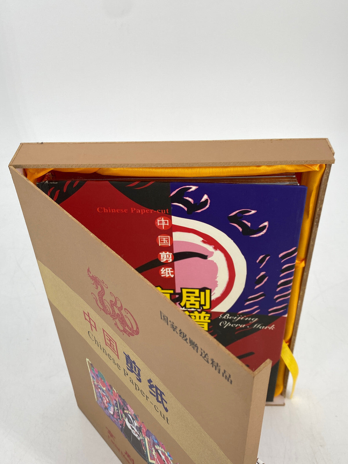 * BUCH CHINESE PAPER CUT FACIAL MAKEUP OF PEKING OPERA BEIJING MARK