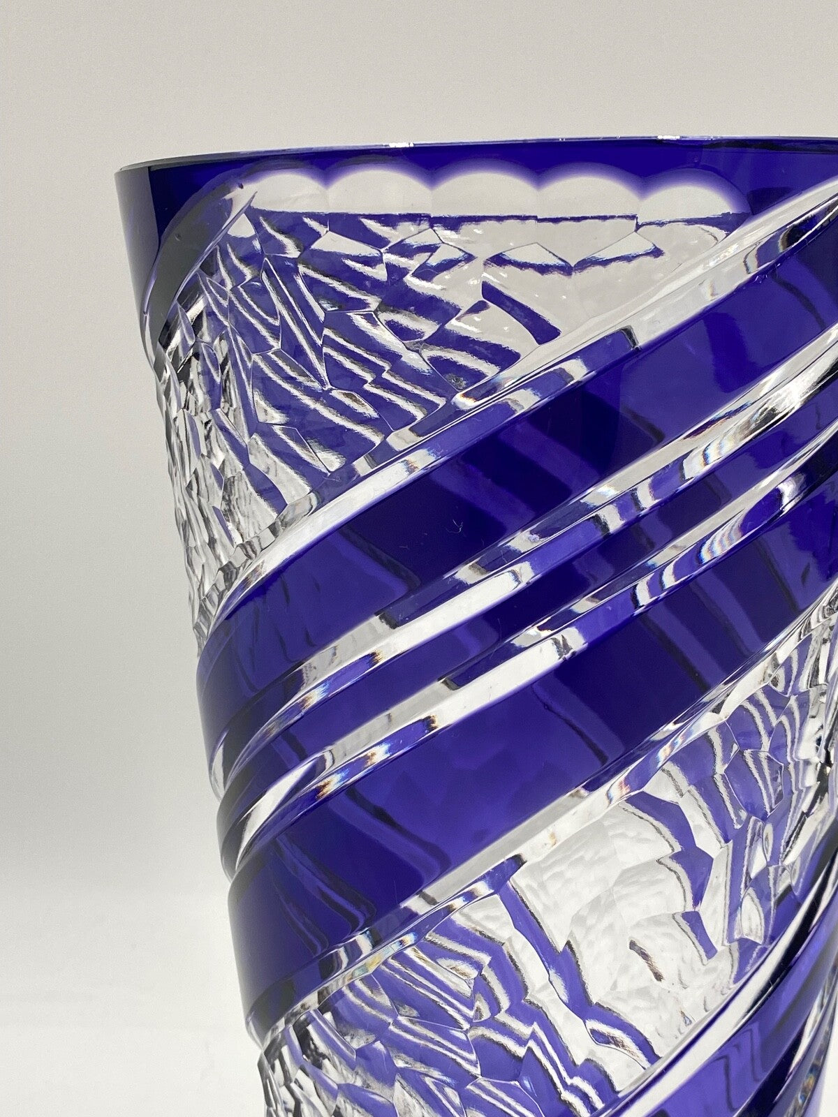 * VASE KRISTALLGLAS GESCHLIFFEN TRANSPARENT BLAU SPIRALE ÜBERFANG VINTAGE