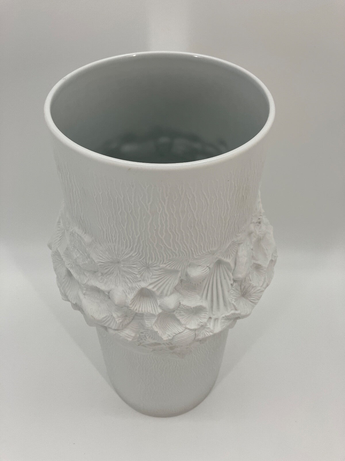 * KAISER BODENVASE BISQUIT PORZELLAN MUSCHELN RELIEF 1960er VINTAGE