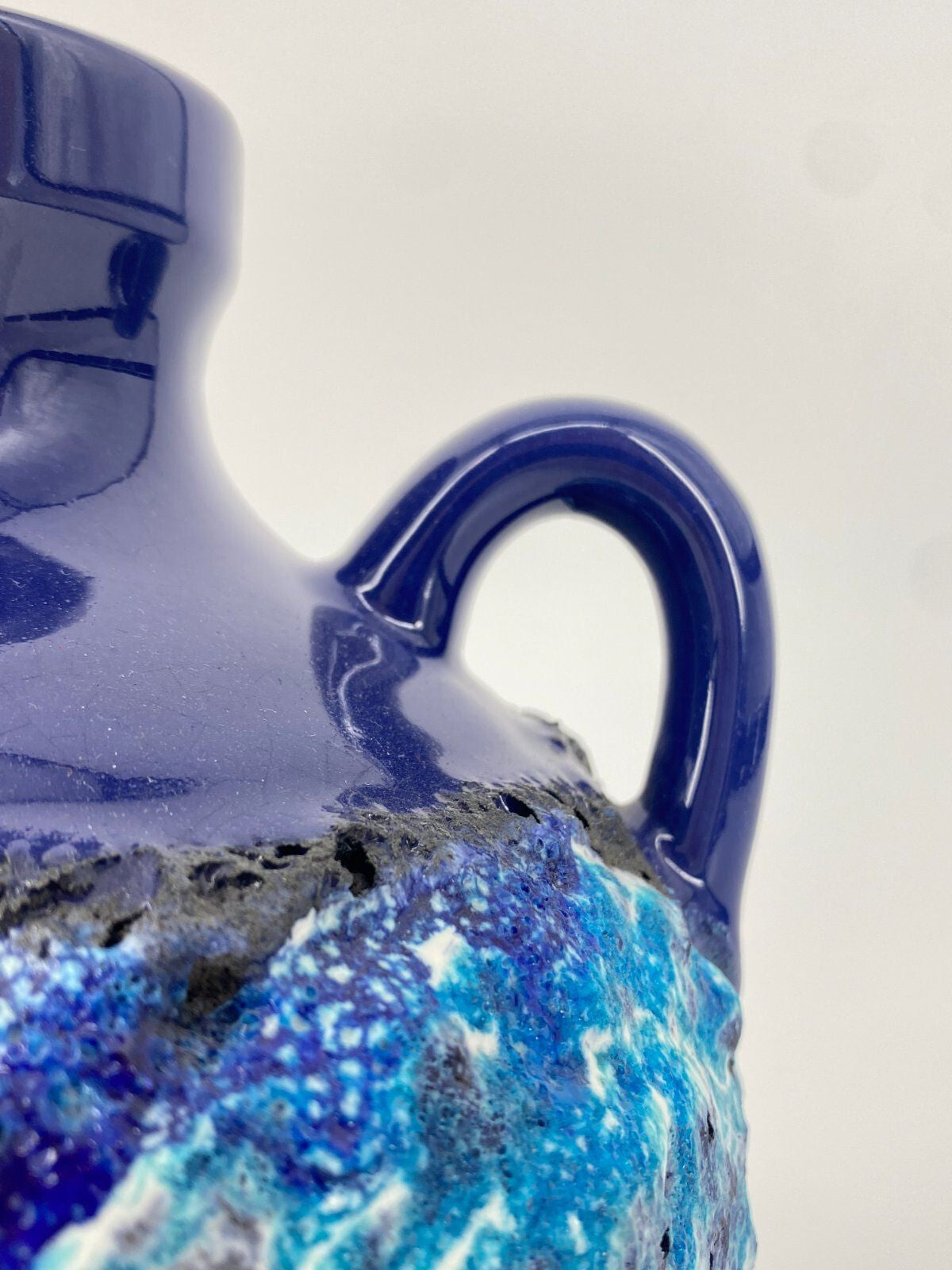 * MAREI STUDIOKERAMIK FAT LAVA VASE 4302 CAPRI DEKOR BLAU 70ER