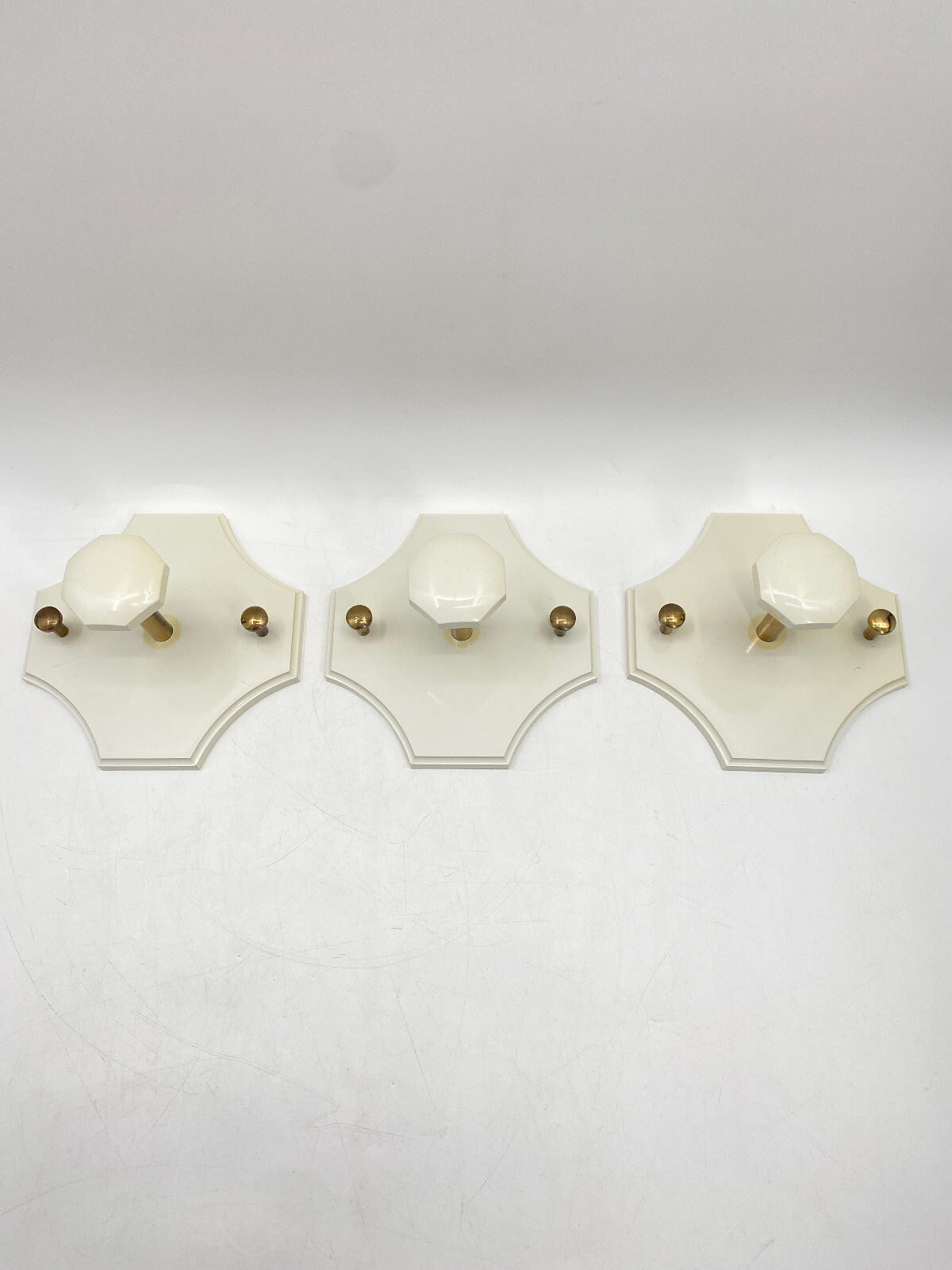 * 3 x GARDEROBENHAKEN WEIß KLEIDERHAKEN KUNSTSTOFF MESSING VINTAGE