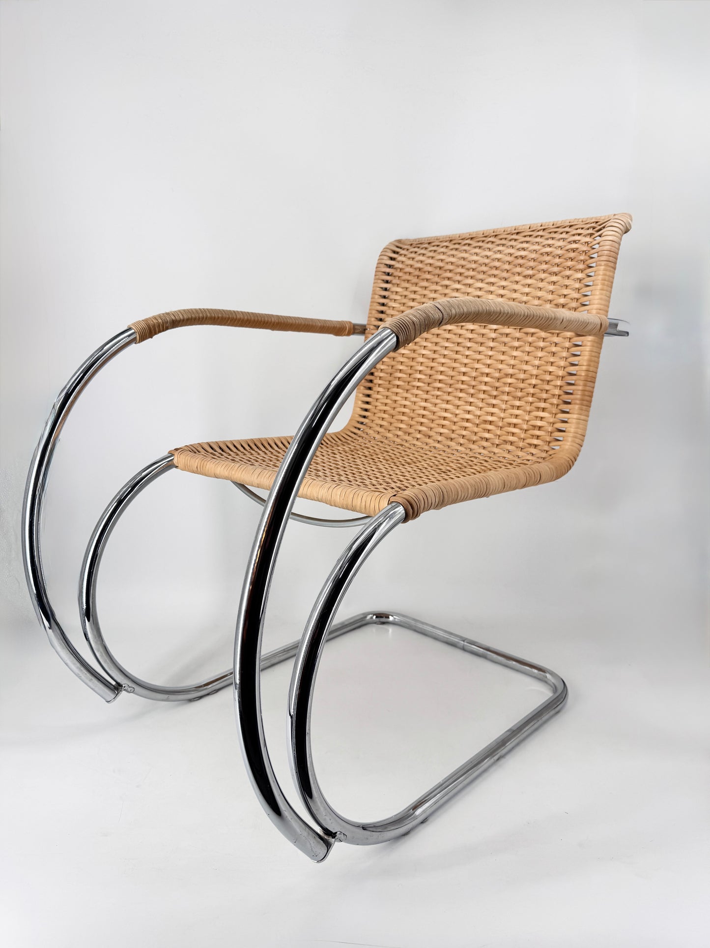 Bauhaus Design Freischwinger Stuhl D42/MR20 mit Armlehne von Mies van der Rohe für TECTA, Deutschland