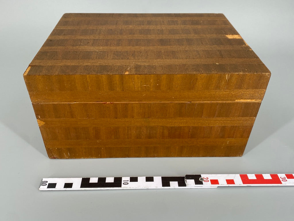 Holzschatulle mit Nussbaumfurnier in Streifenmuster, spätes Art-Deco