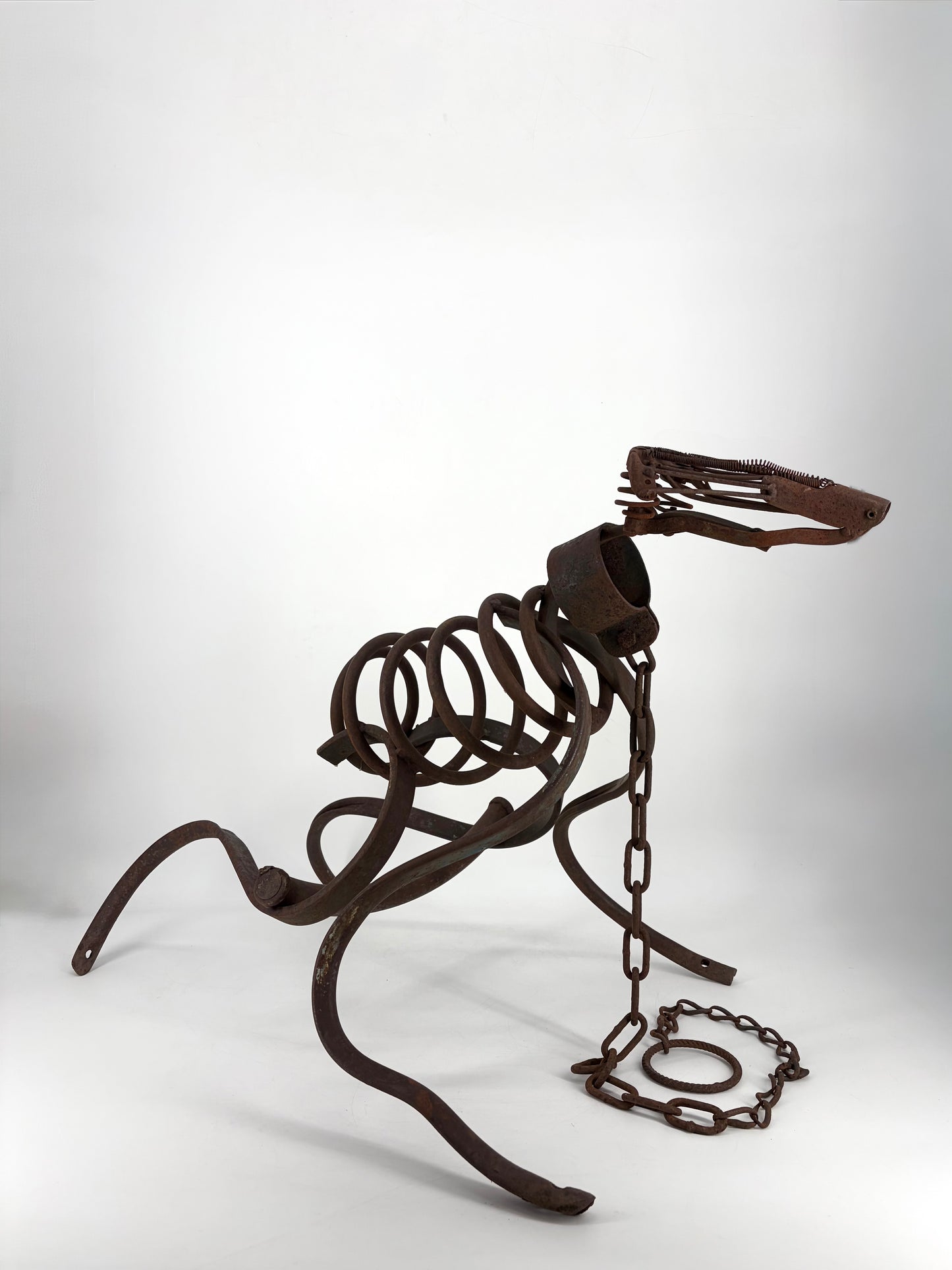 Geschmiedete Skulptur aus Metallschrott in Hundeform