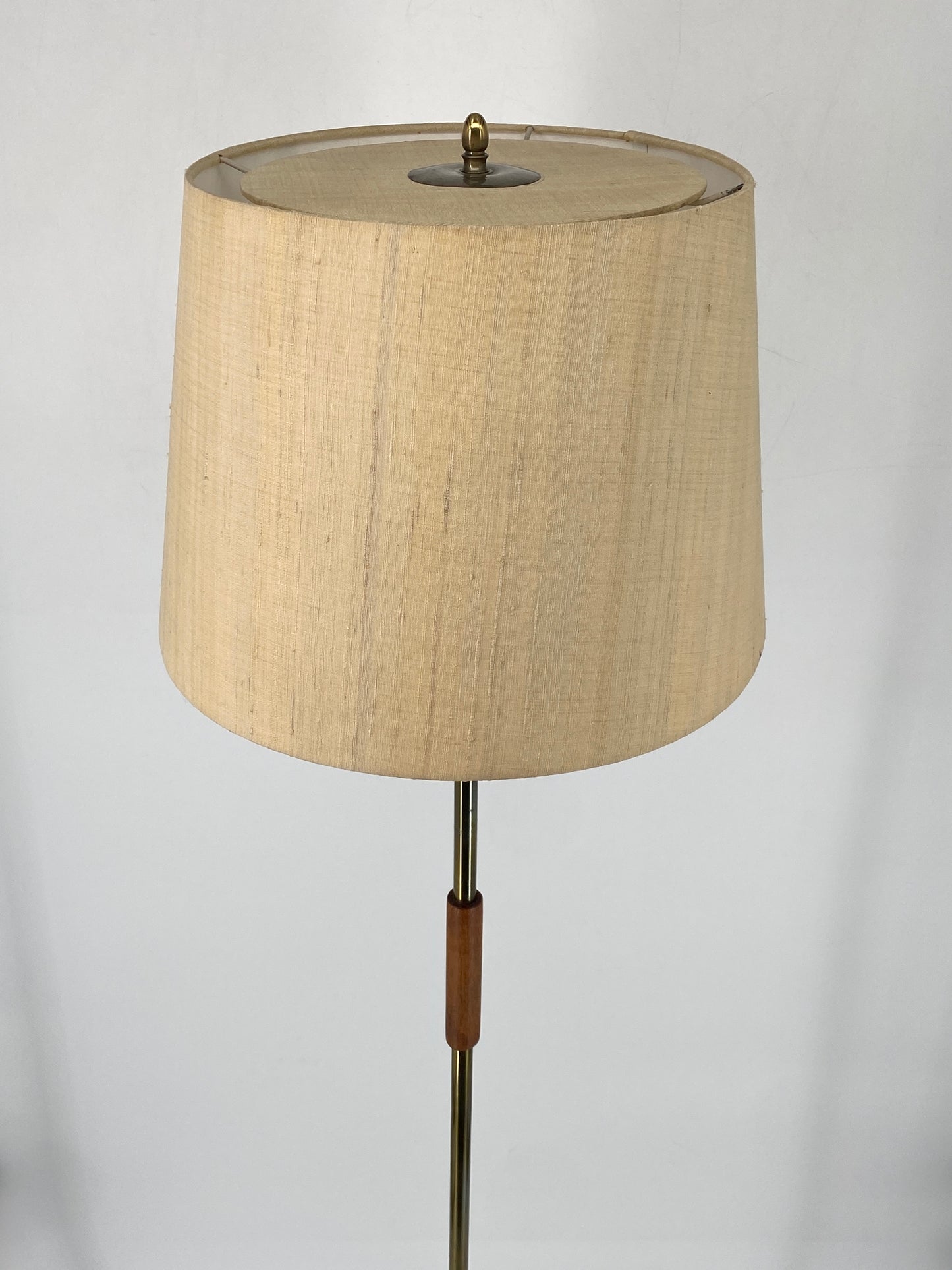 Mid Century Design Stehlampe mit Stoffschirm und Teakholzgriff um 1960