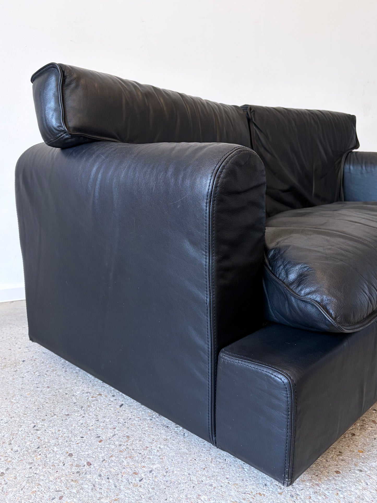 Seltenes schwarzes Ledersofa, 2-Sitzer, von Arcon Italia, Italien 1980er