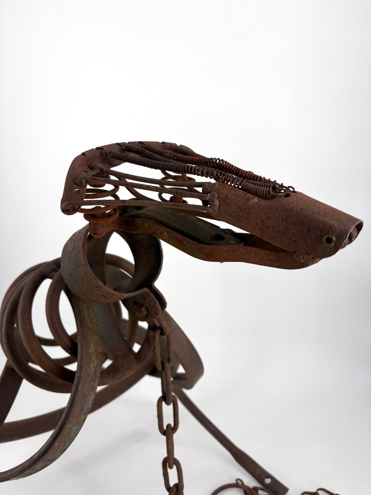 Geschmiedete Skulptur aus Metallschrott in Hundeform