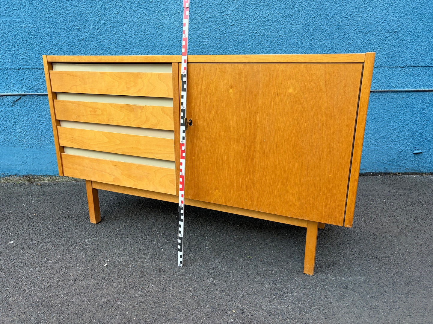 Kleines Sideboard in Birke von der VEB Deutsche Werkstätten Hellerau, DDR 1957