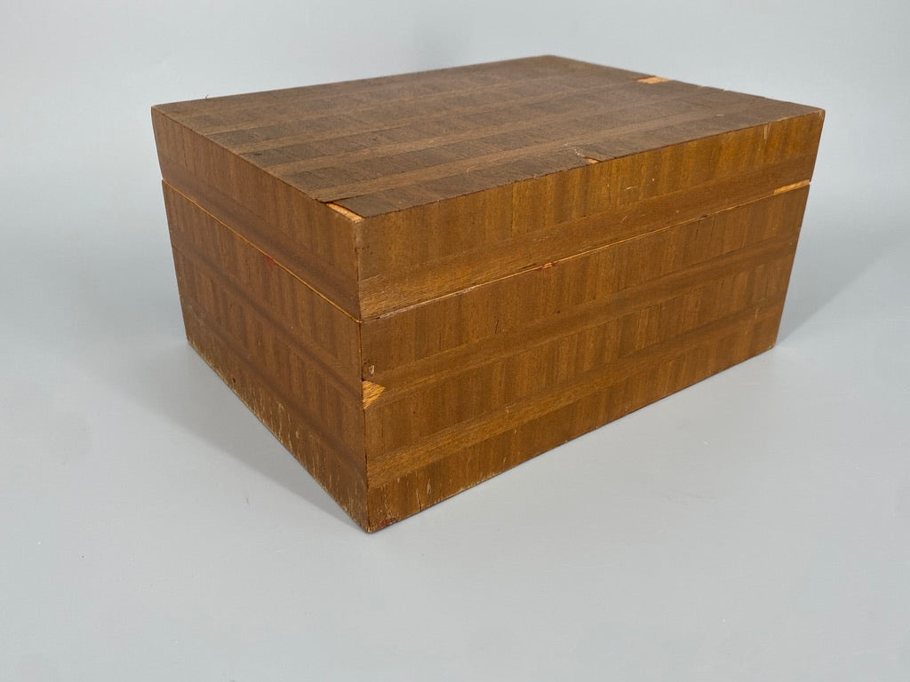 Holzschatulle mit Nussbaumfurnier in Streifenmuster, spätes Art-Deco