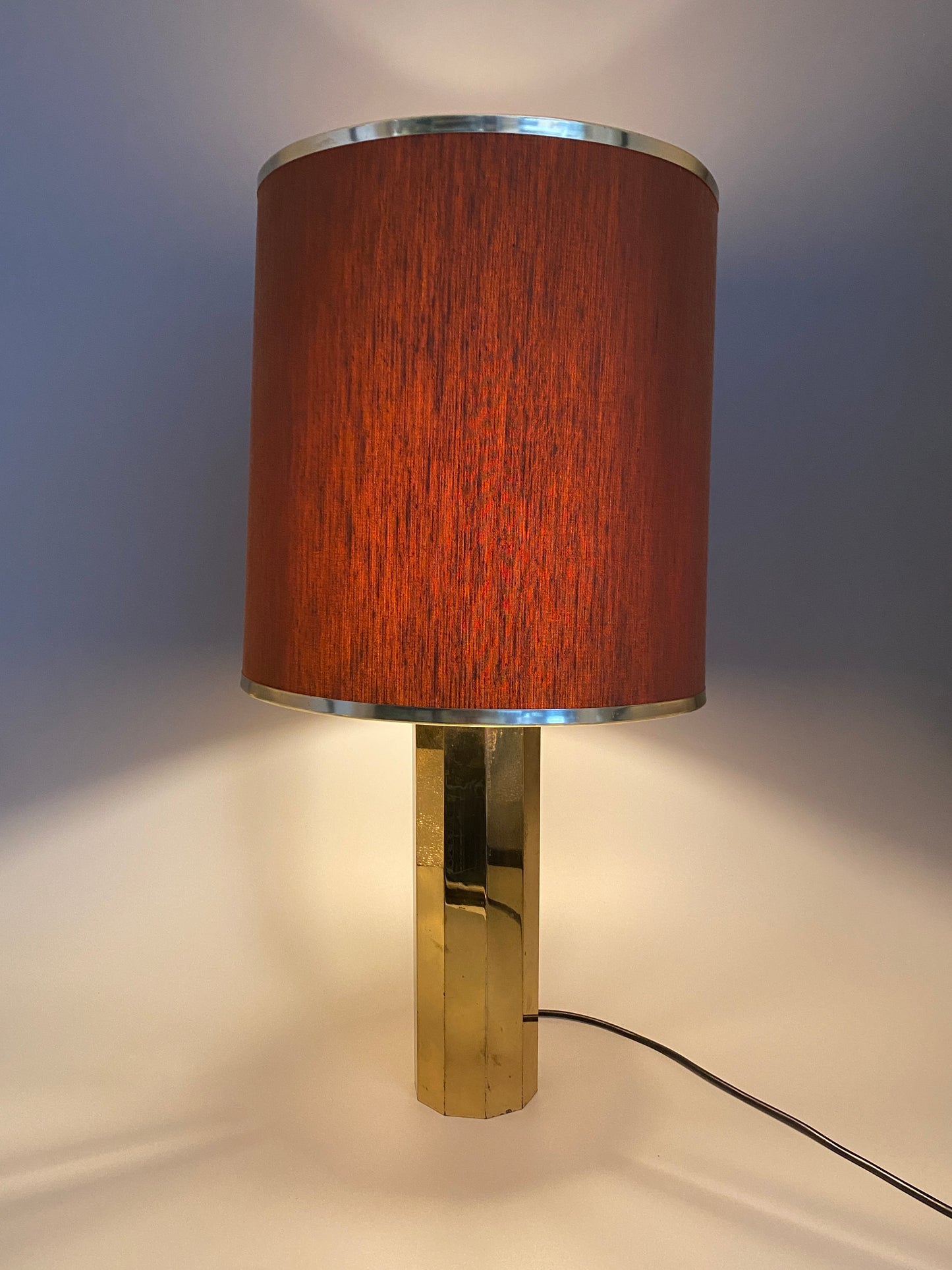 Tischlampe im Hollywood Regency Stil mit Messing-Sockel um 1970