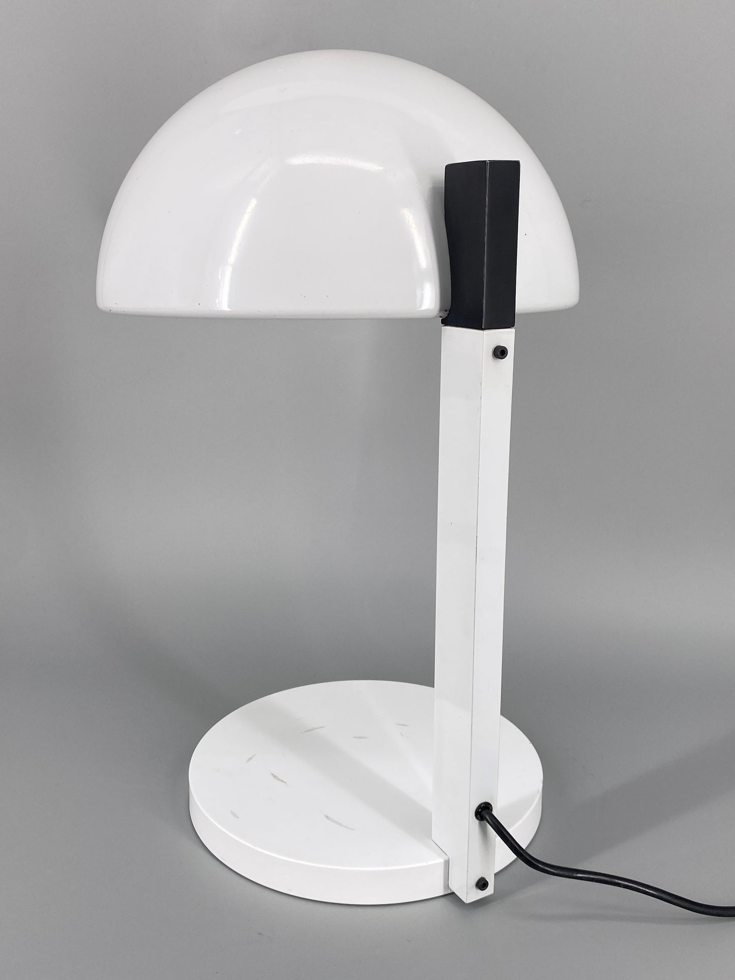 Postmoderne Tischlampe mit charakteristischem halbkugelförmigen Lampenschirm, um 1980