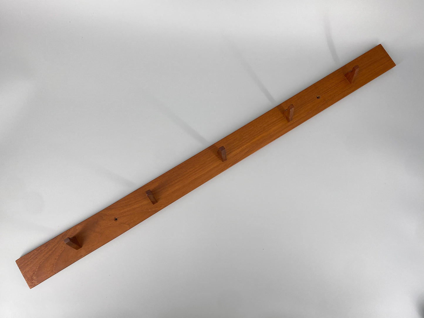 Mid Century Design Wandgarderobe aus massiven Teakholz, um 1950