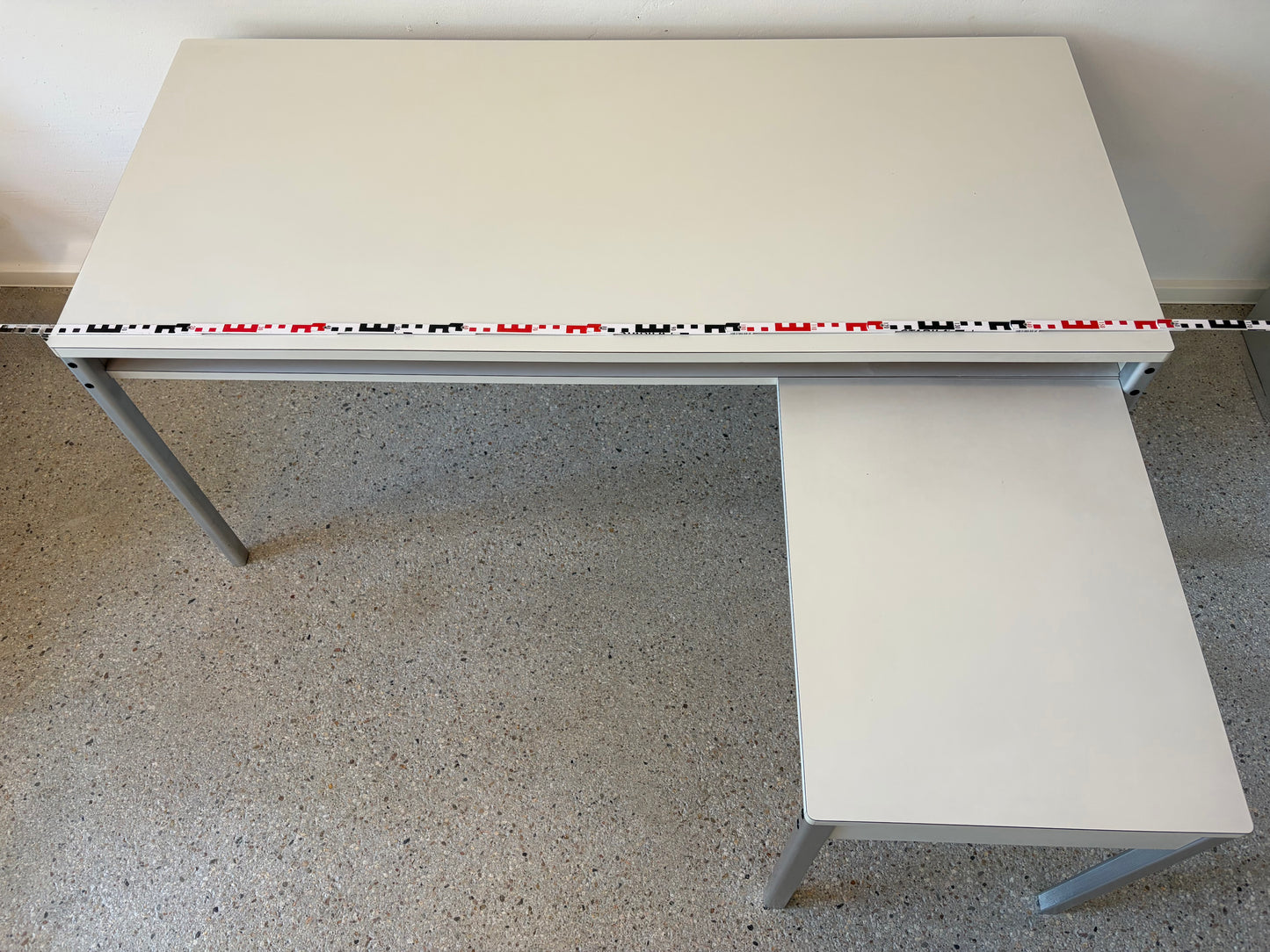 Schreibtisch mit Schreibmaschinenerweiterung von Dieter Rams für das Program 570 von Vitsoe, Deutschland um 1980