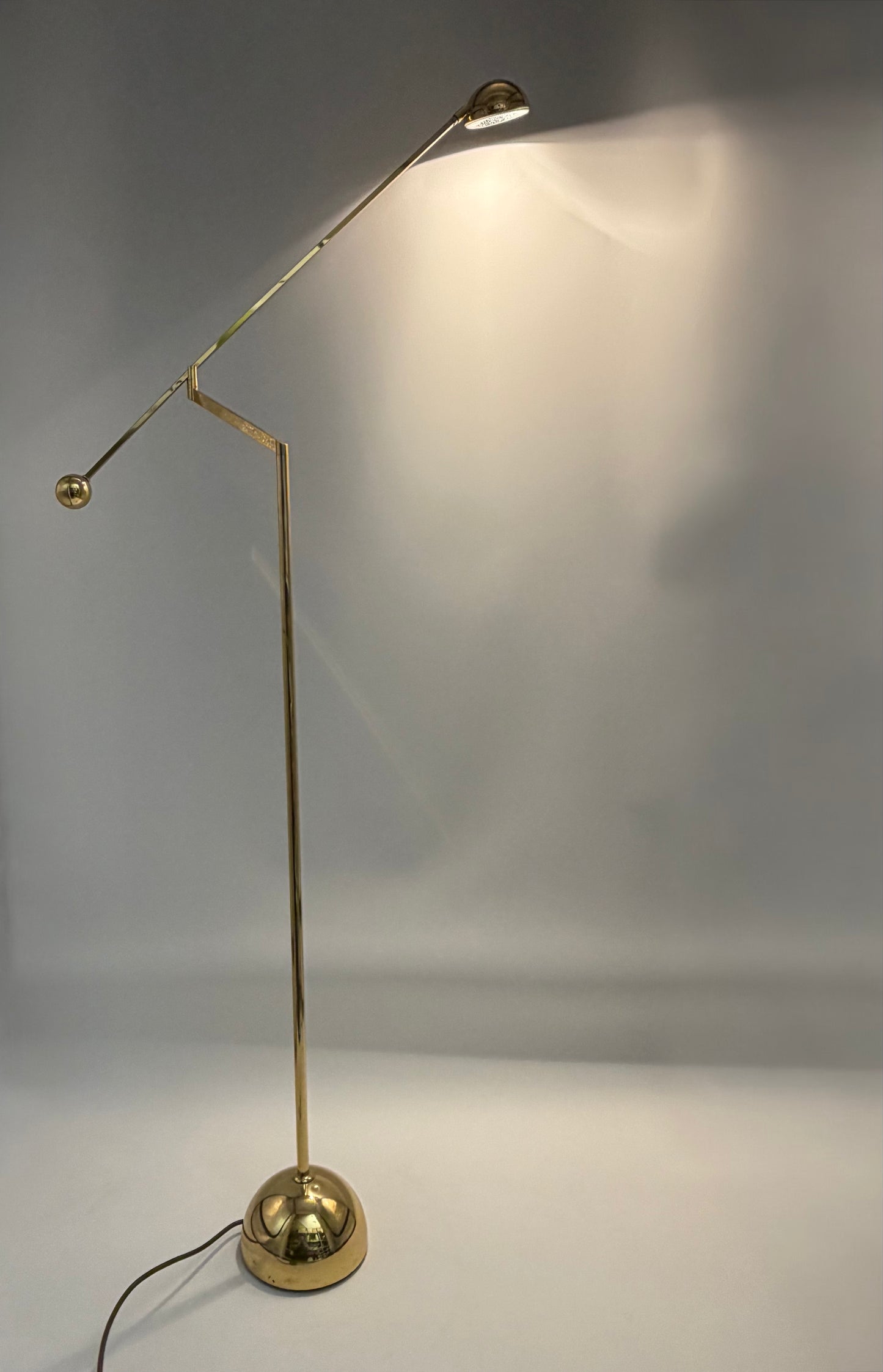Balance Stehlampe. mit Schwenkarm von Sölken Leuchten in gold, Deutschland 1980er