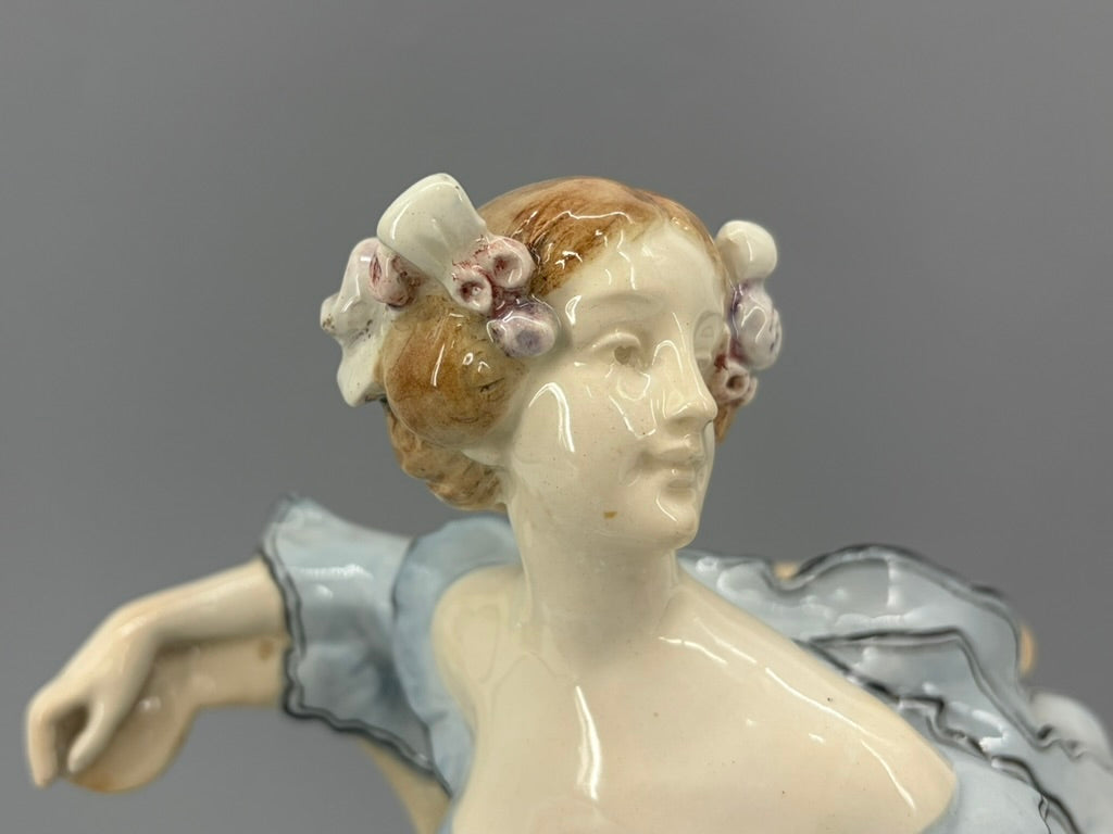 Keramikfigur einer jungen Dame im Krinolin-Ballkleid "Ball Pause" von Stanislaus Emil Czapek (1874–1921) für die Goldscheider ManufakturWiener Jugendstil um 1914