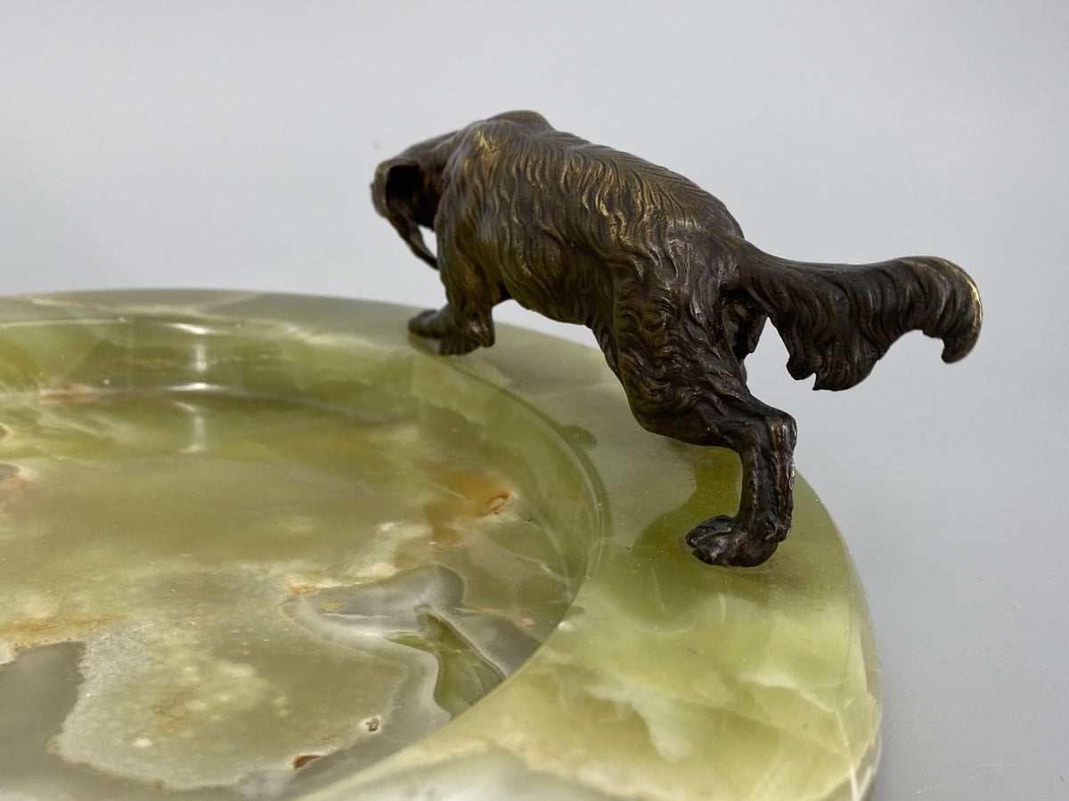 Grosse Art Deco Ablageschale aus Natur-Onyx mit einer Jagdhundfigur, um 1920