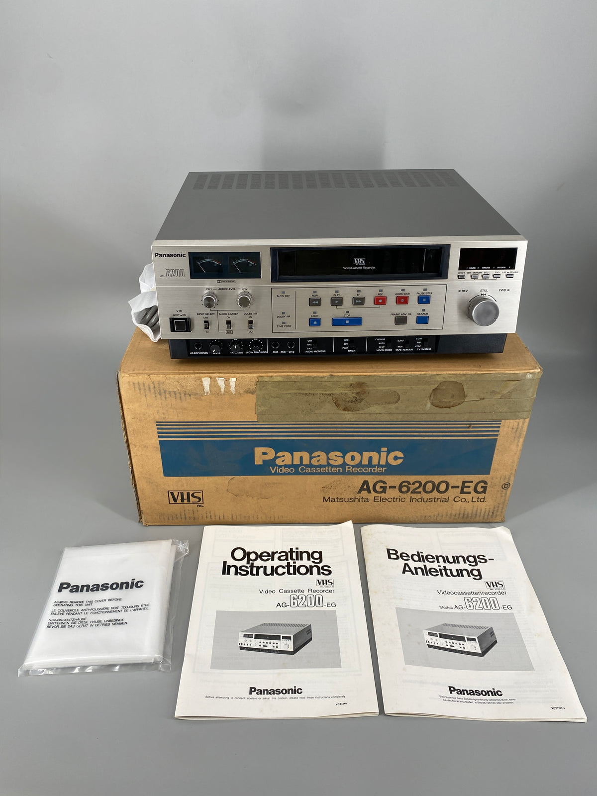 Unbenutzter Profi Videorecorder PANASONIC AG 6200 für PAL /NTSC in der orginal Verpackung, Japan 1980er