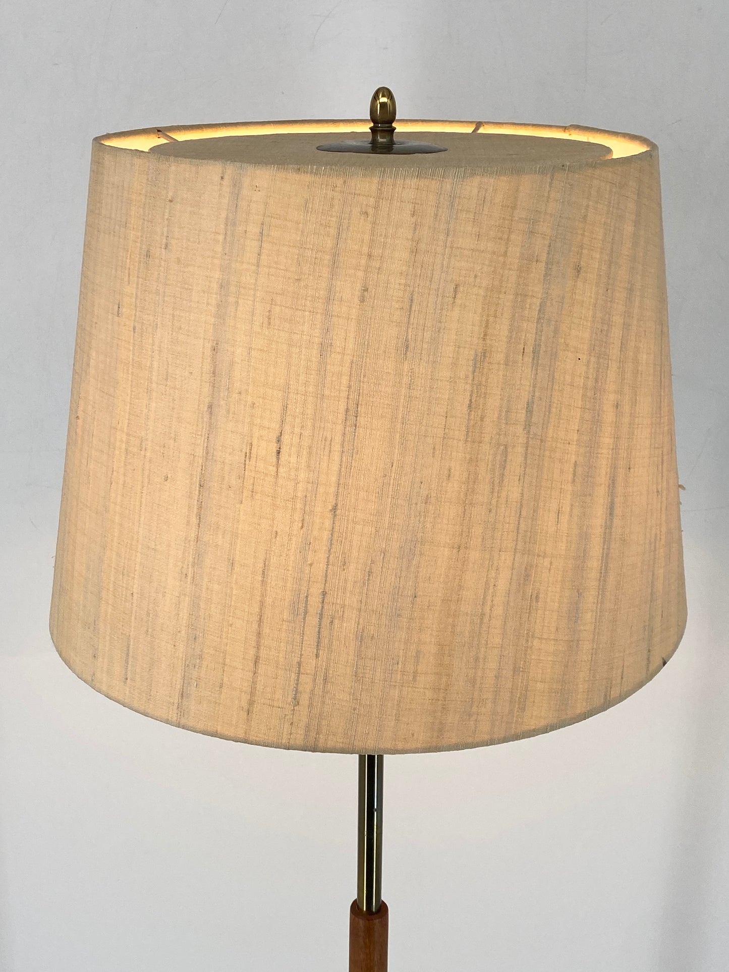 Mid Century Design Stehlampe mit Stoffschirm und Teakholzgriff um 1960
