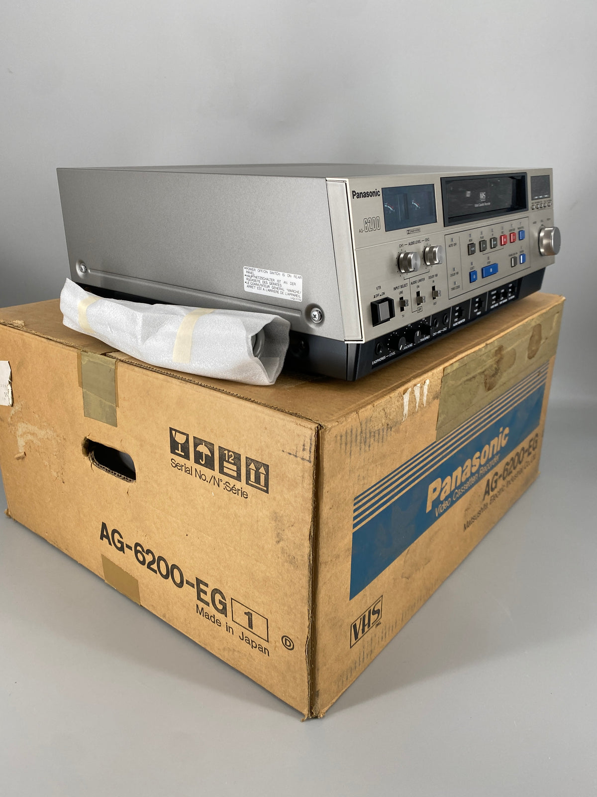 Unbenutzter Profi Videorecorder PANASONIC AG 6200 für PAL /NTSC in der orginal Verpackung, Japan 1980er