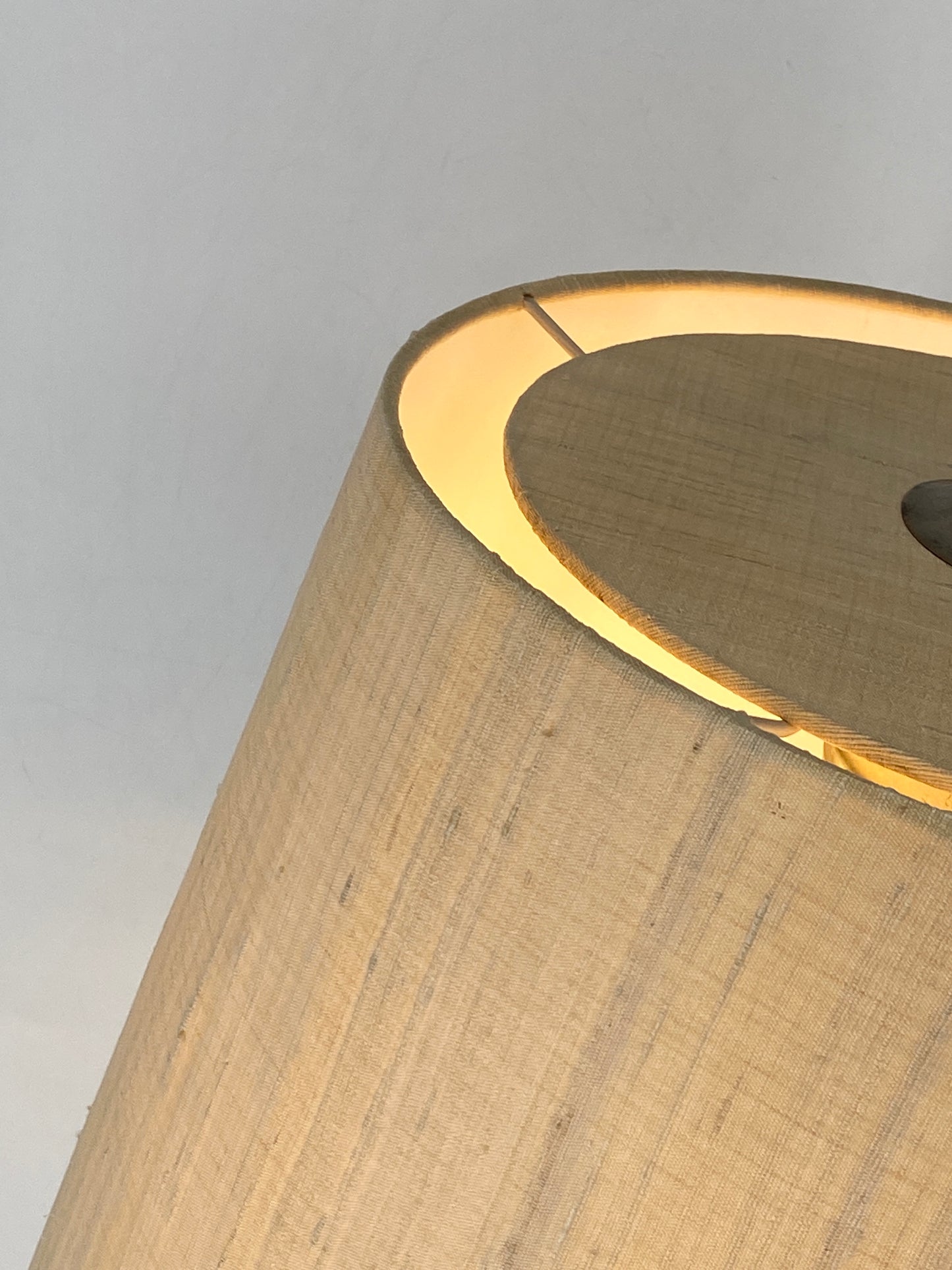 Mid Century Design Stehlampe mit Stoffschirm und Teakholzgriff um 1960