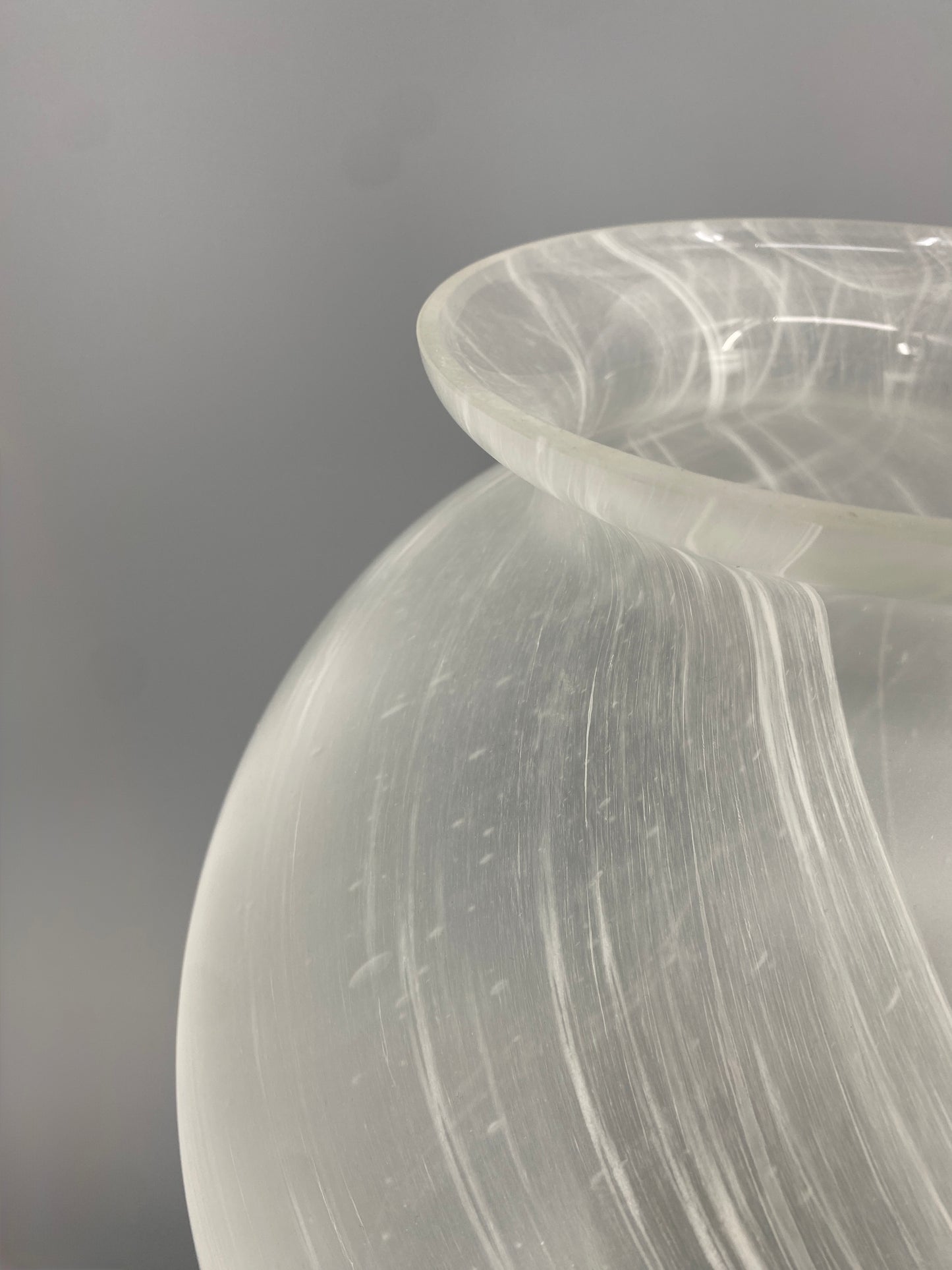 Schöne, große Bodenvase mit Wirbelmuster im Glas, um 1970