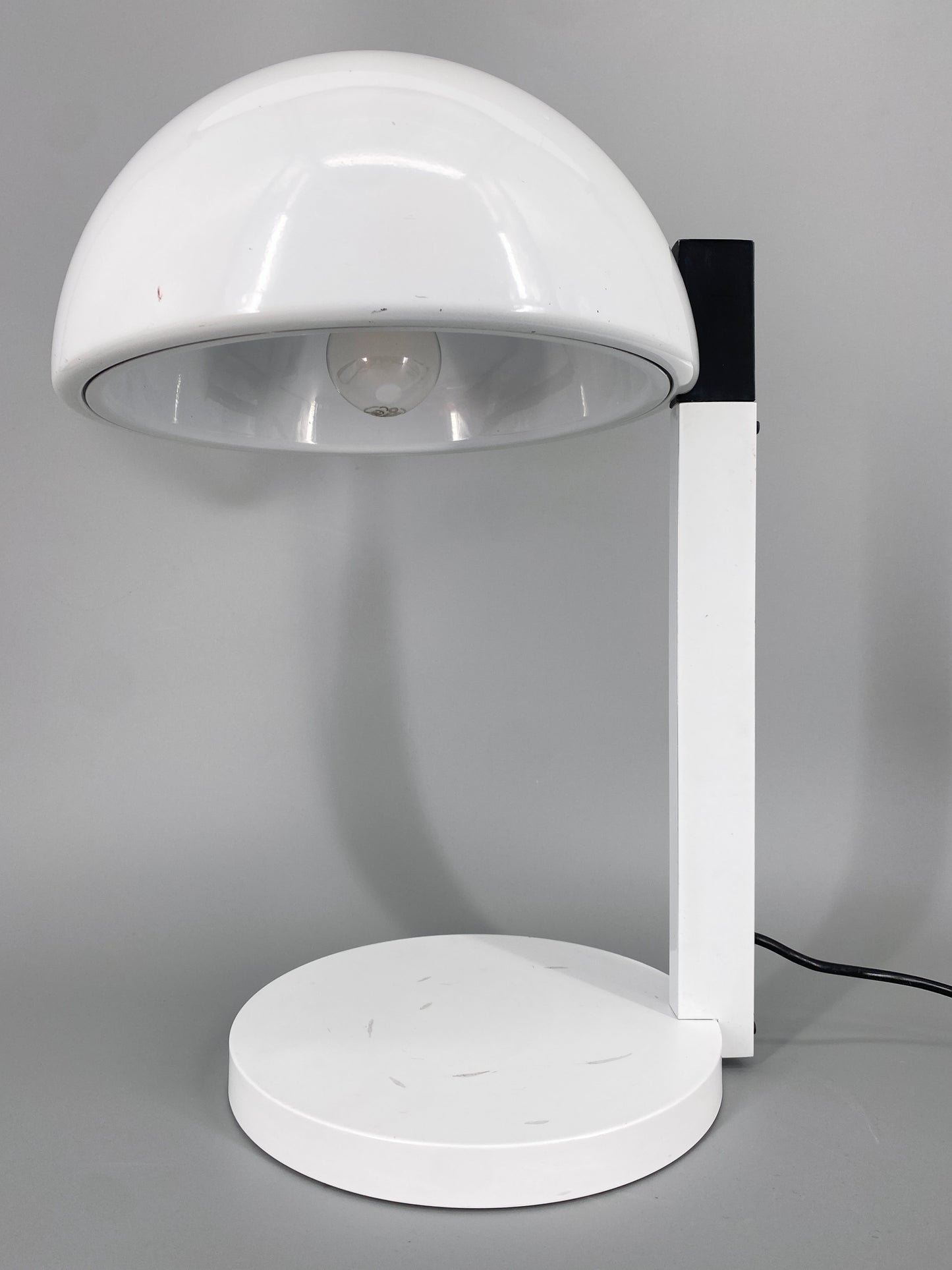 Postmoderne Tischlampe mit charakteristischem halbkugelförmigen Lampenschirm, um 1980