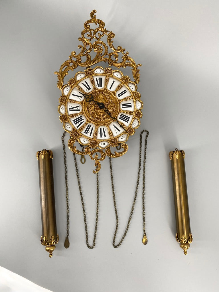Reich verzierte Cartelwanduhr im französischen Rokoko-Stil von Azura, Schweiz, Mitte des. 20 Jhd.