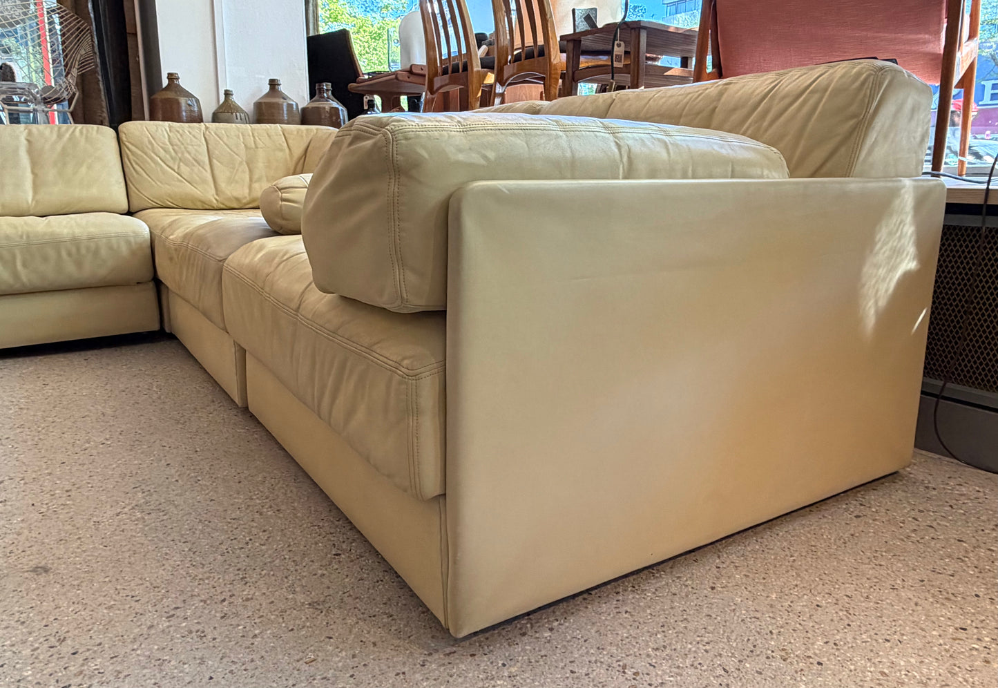 Couchgarnitur DS76 von De Sede aus cremefarbenem Leder mit Gästebettfunktion, Schweiz 1970er