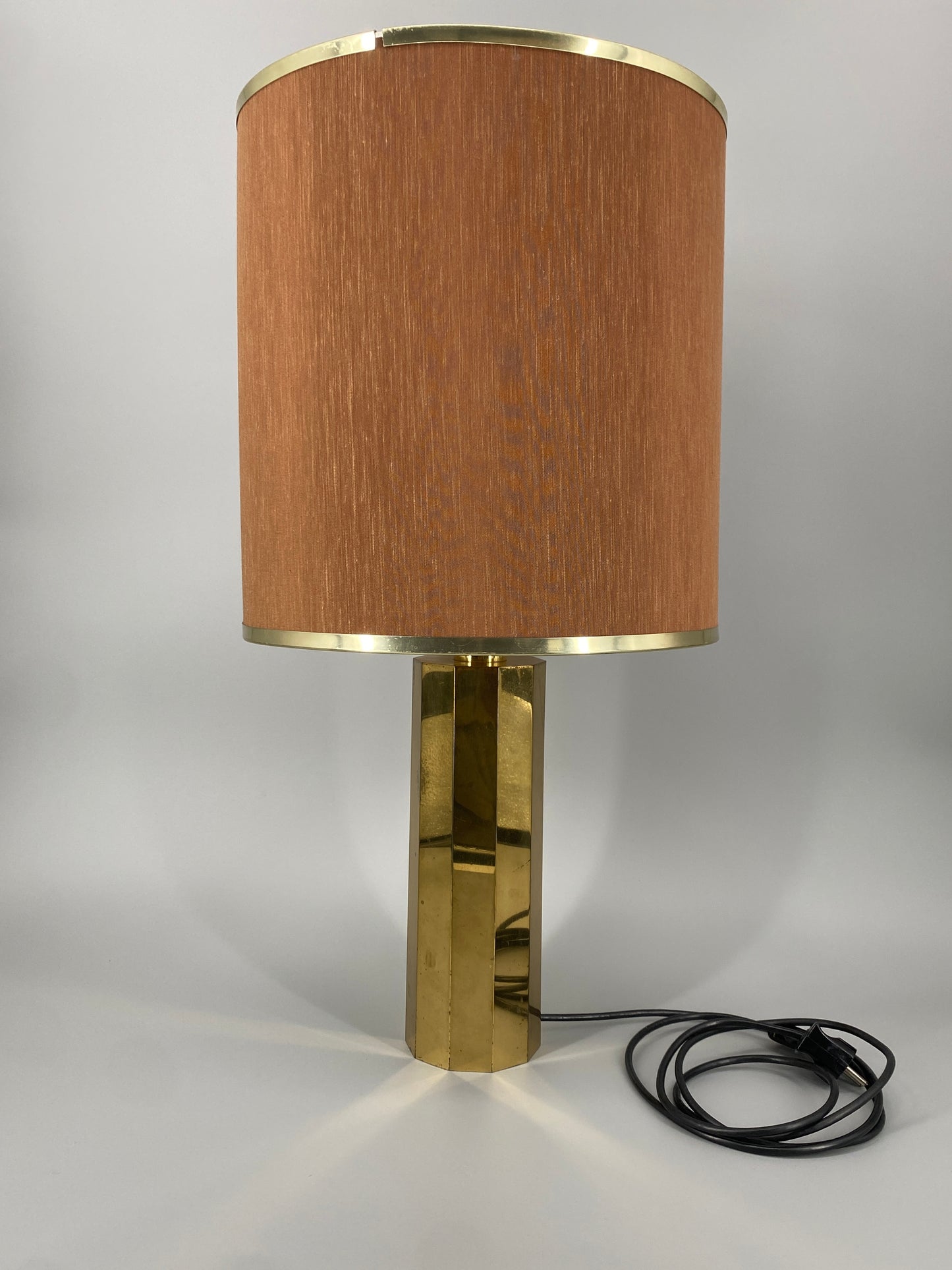 Tischlampe im Hollywood Regency Stil mit Messing-Sockel um 1970