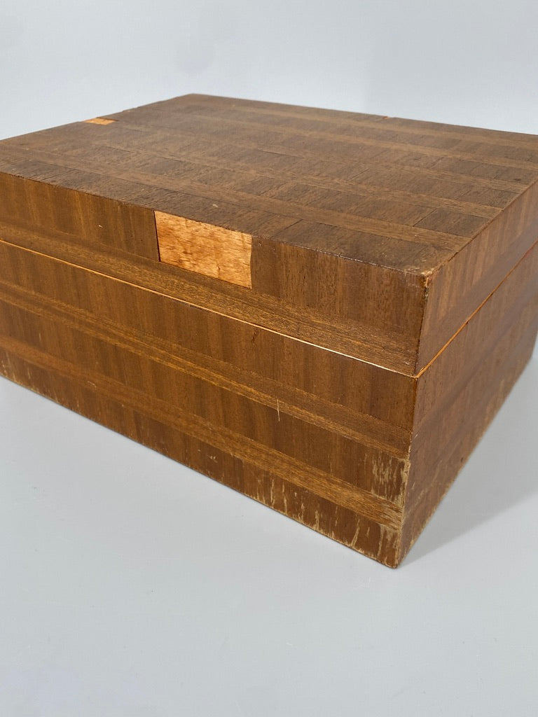 Holzschatulle mit Nussbaumfurnier in Streifenmuster, spätes Art-Deco