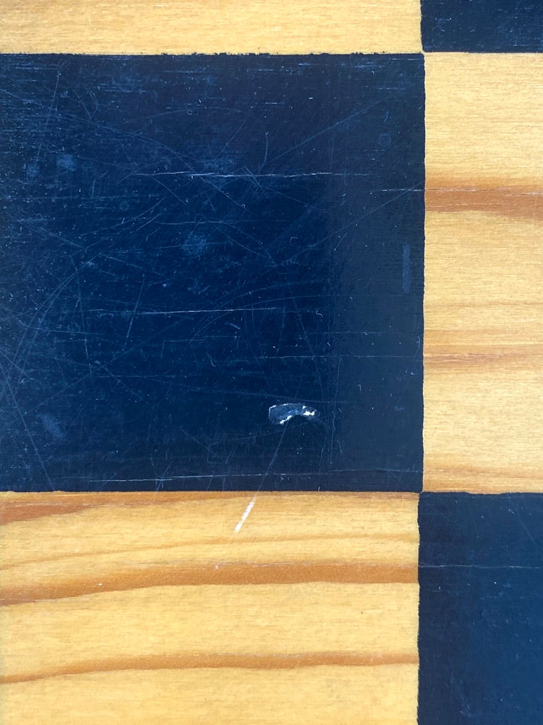 Schönes, gerahmtes Schachbrett, transparent- und schwarz lackiert.