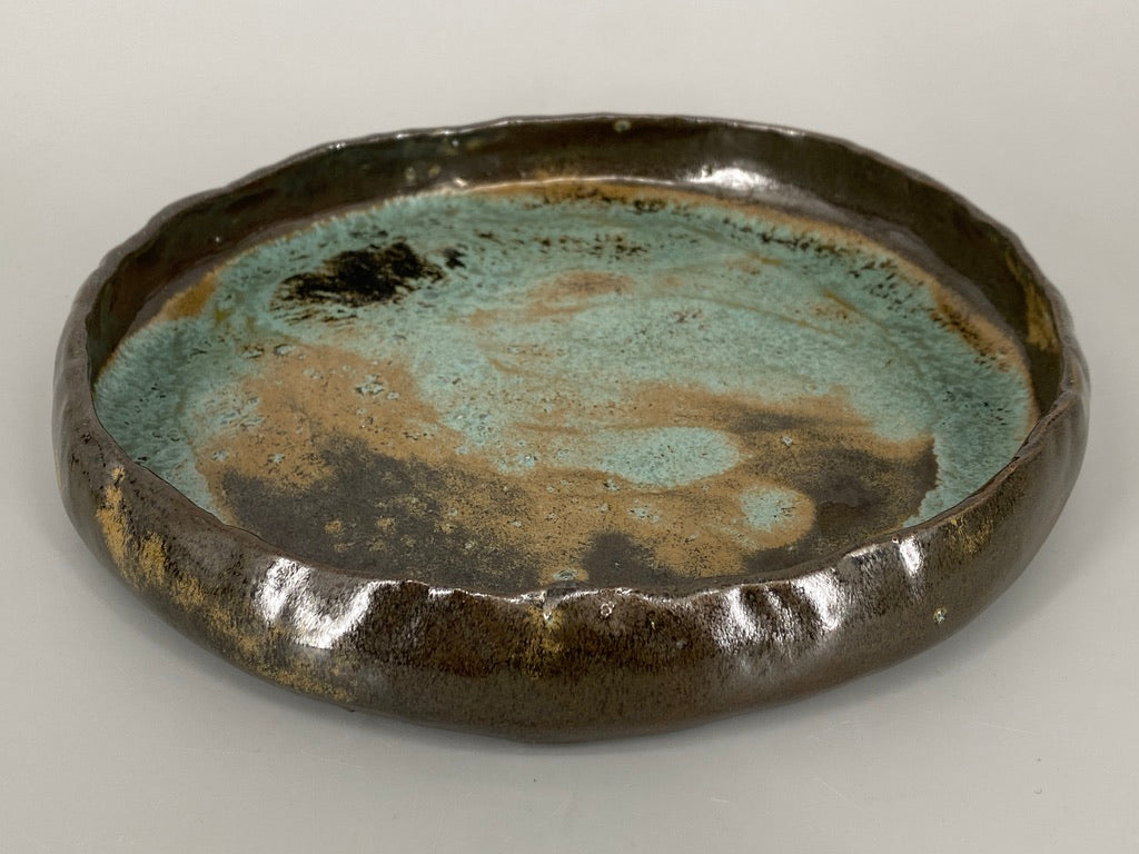 Handgefertigte, flache Keramikschale mit türkies-brauner Glasur