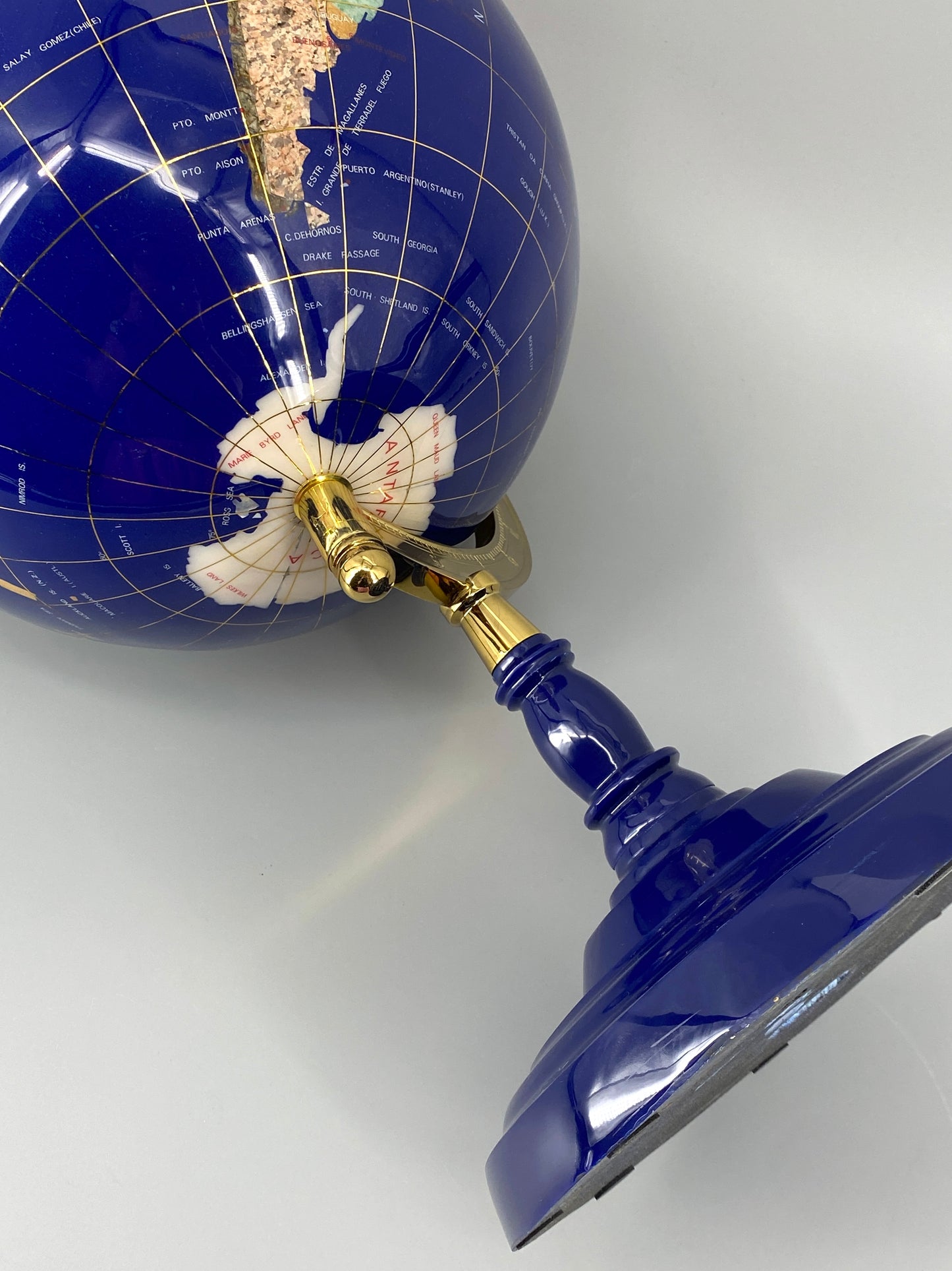 Große, imposante Weltkugel Globus mit Ländern aus eingelegten Halbedelsteinen und Perlmutt, 1990er