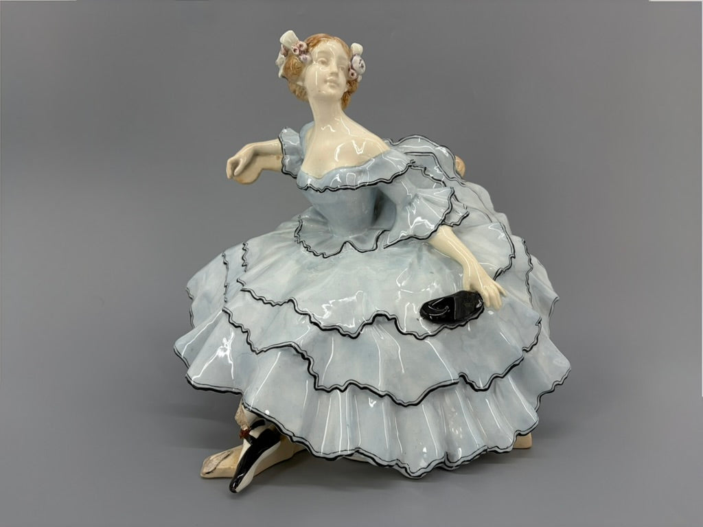 Keramikfigur einer jungen Dame im Krinolin-Ballkleid "Ball Pause" von Stanislaus Emil Czapek (1874–1921) für die Goldscheider ManufakturWiener Jugendstil um 1914