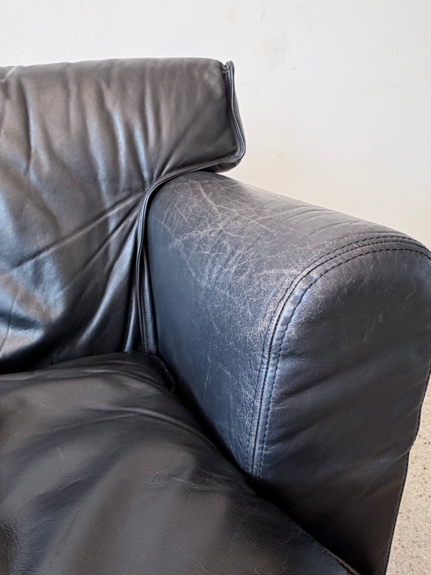 Seltenes schwarzes Ledersofa, 2-Sitzer, von Arcon Italia, Italien 1980er