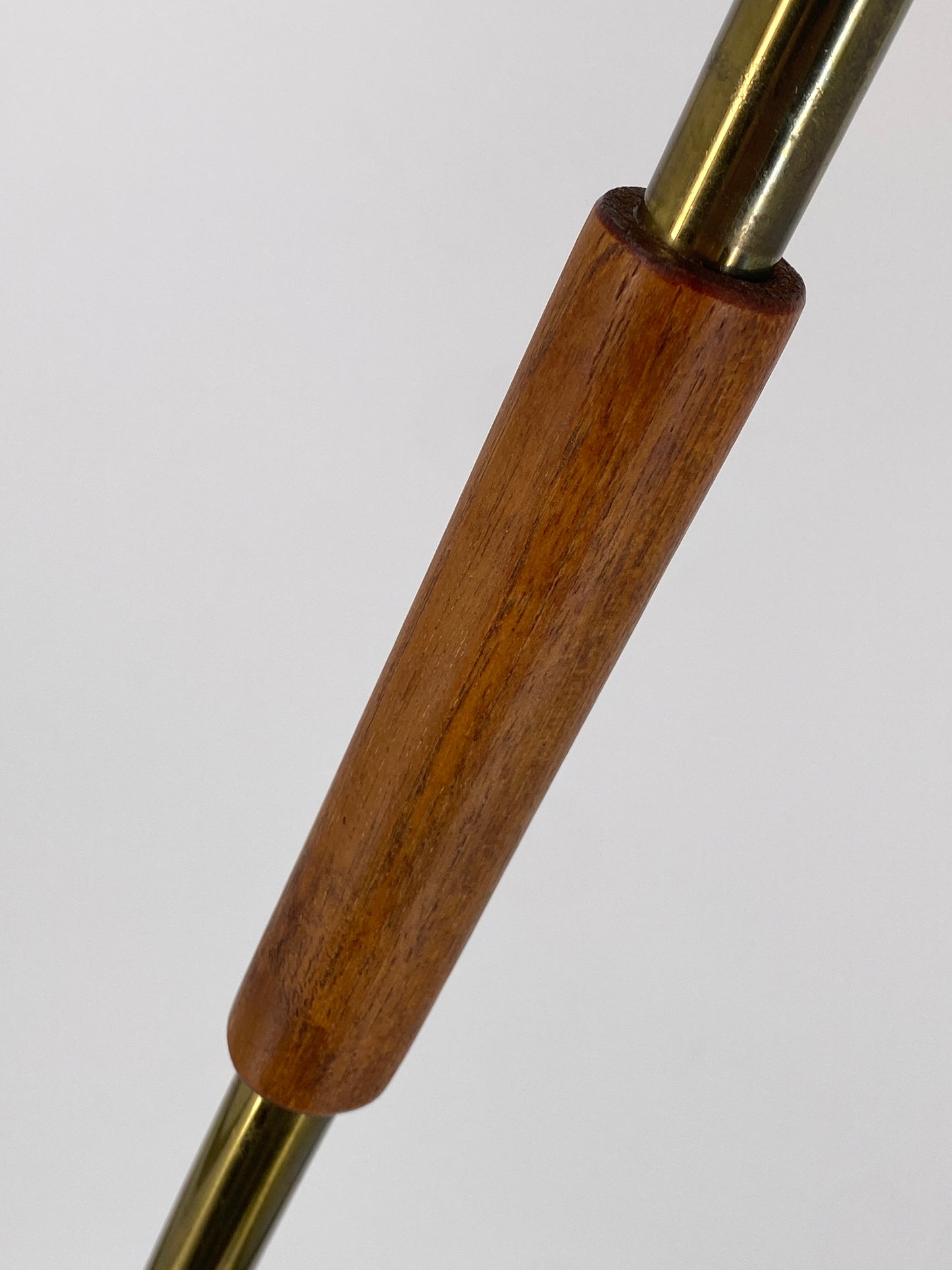 Mid Century Design Stehlampe mit Stoffschirm und Teakholzgriff um 1960