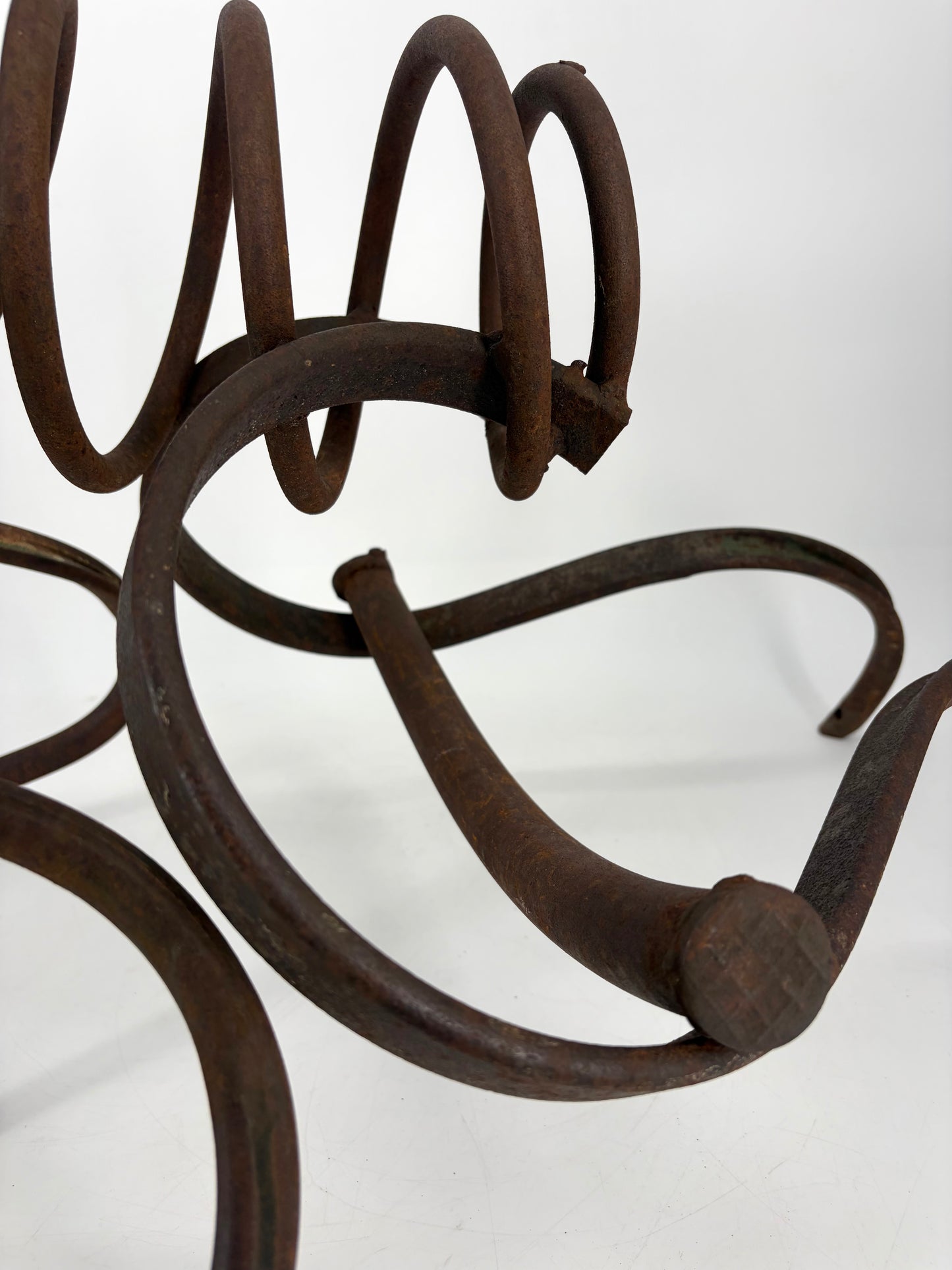 Geschmiedete Skulptur aus Metallschrott in Hundeform