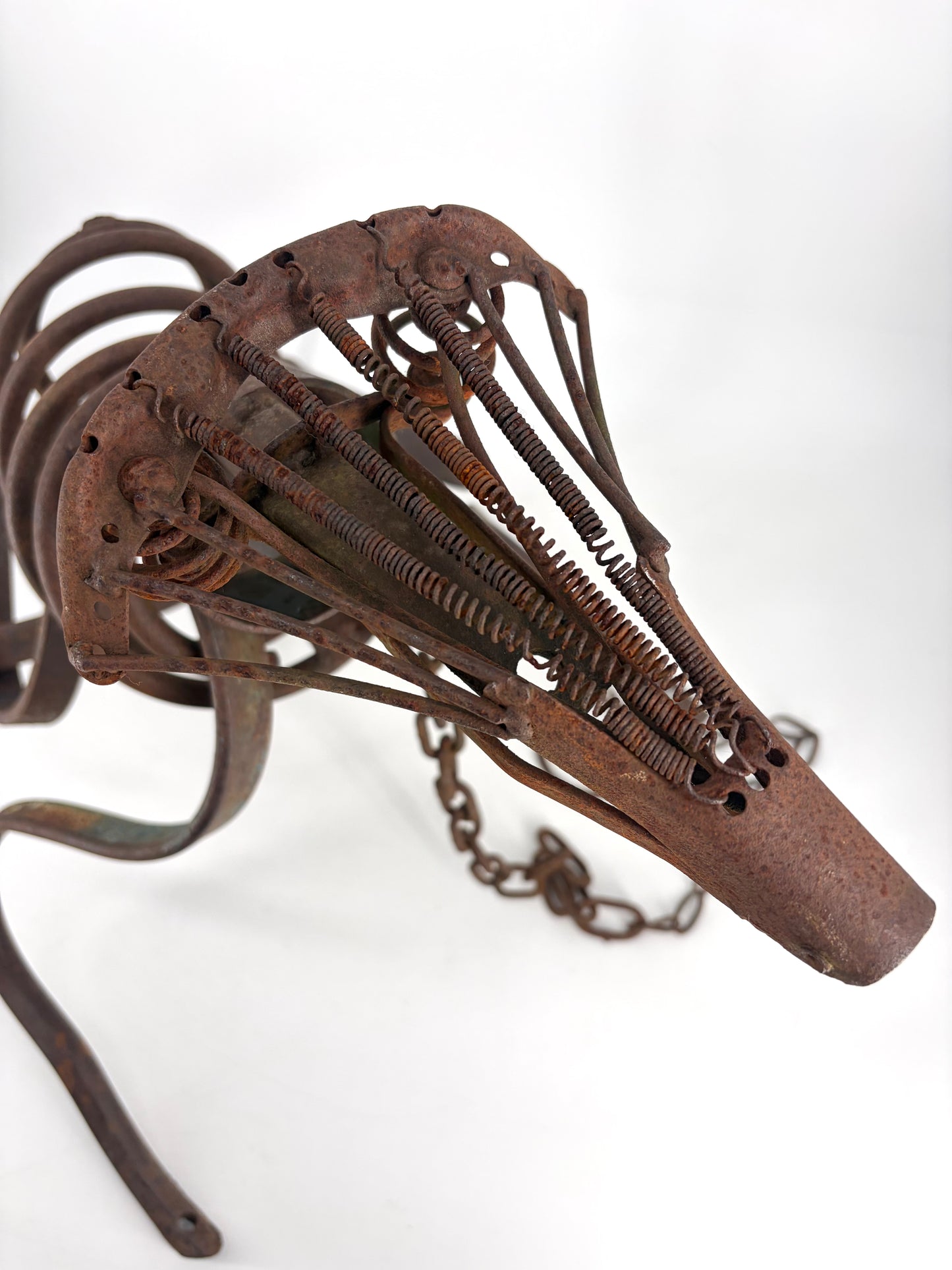 Geschmiedete Skulptur aus Metallschrott in Hundeform