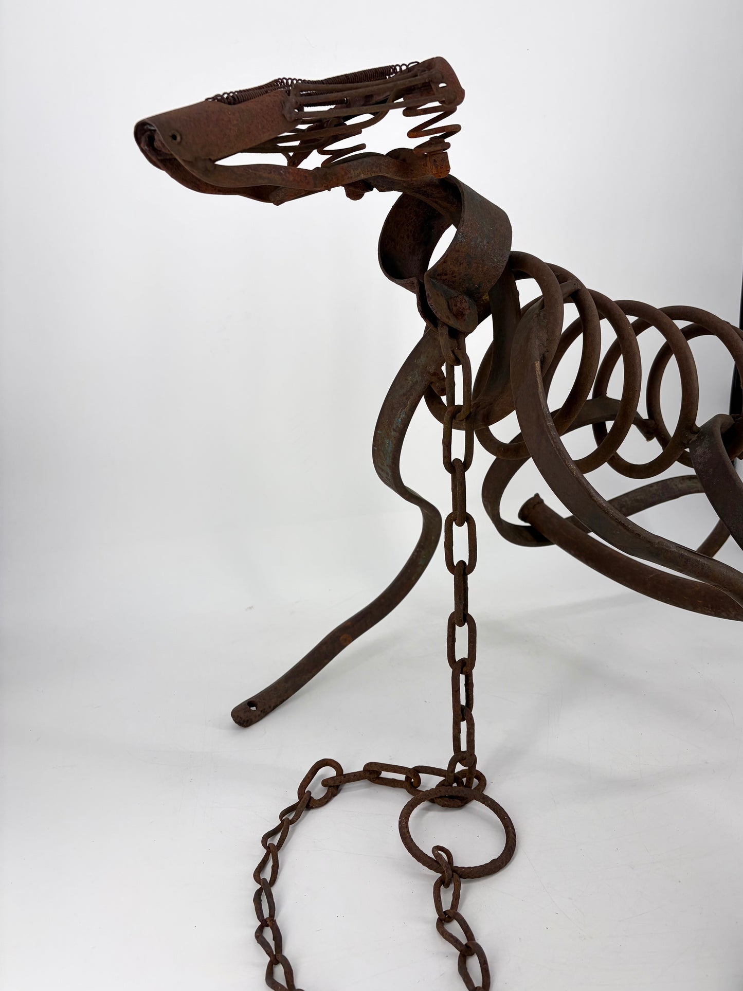 Geschmiedete Skulptur aus Metallschrott in Hundeform