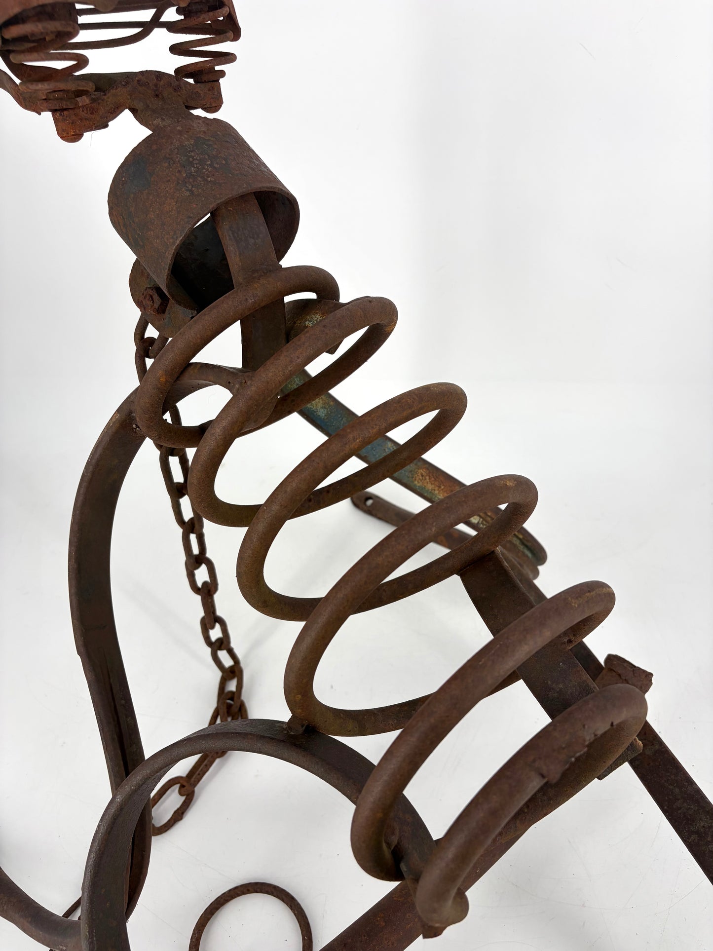 Geschmiedete Skulptur aus Metallschrott in Hundeform