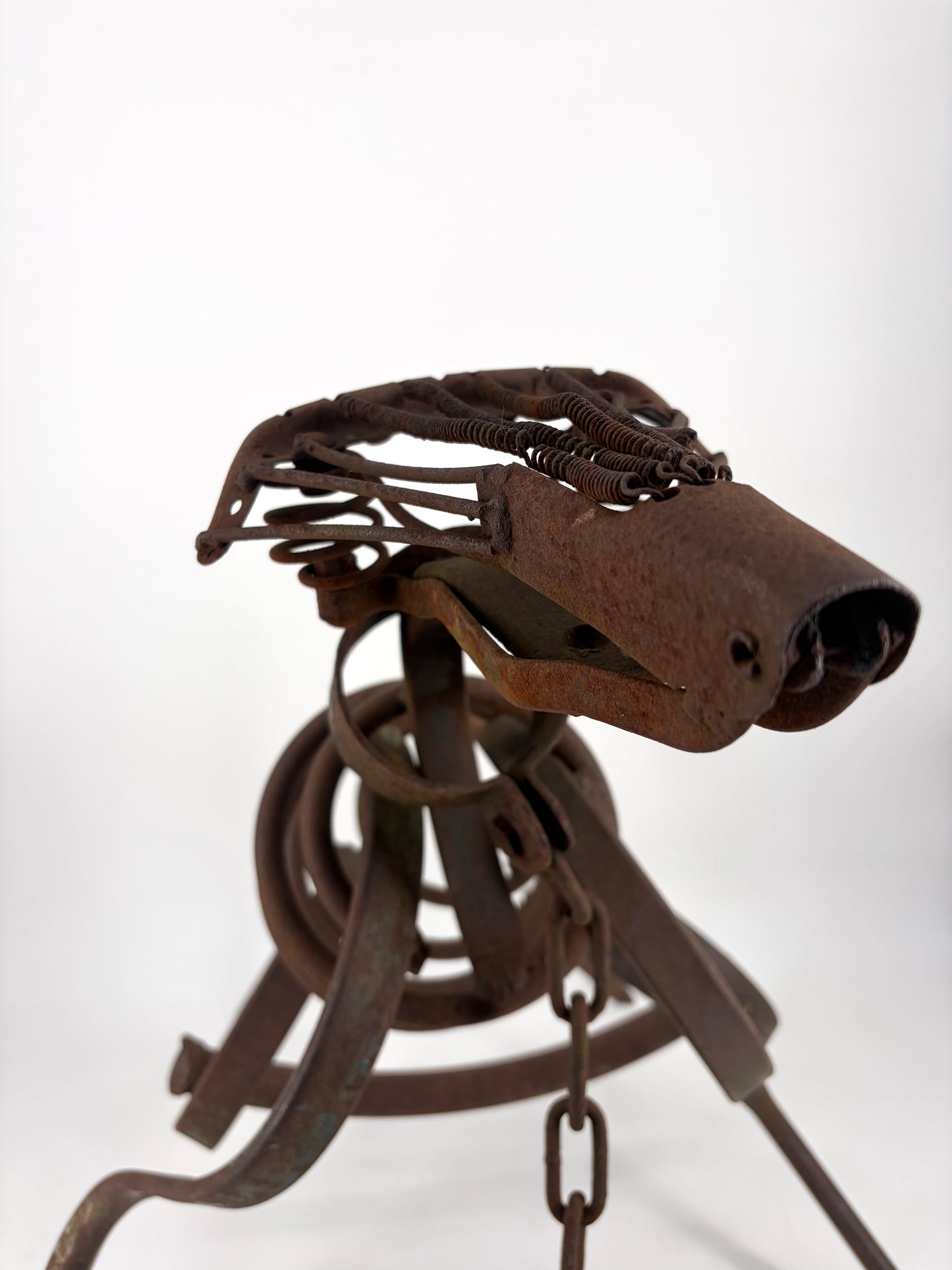 Geschmiedete Skulptur aus Metallschrott in Hundeform