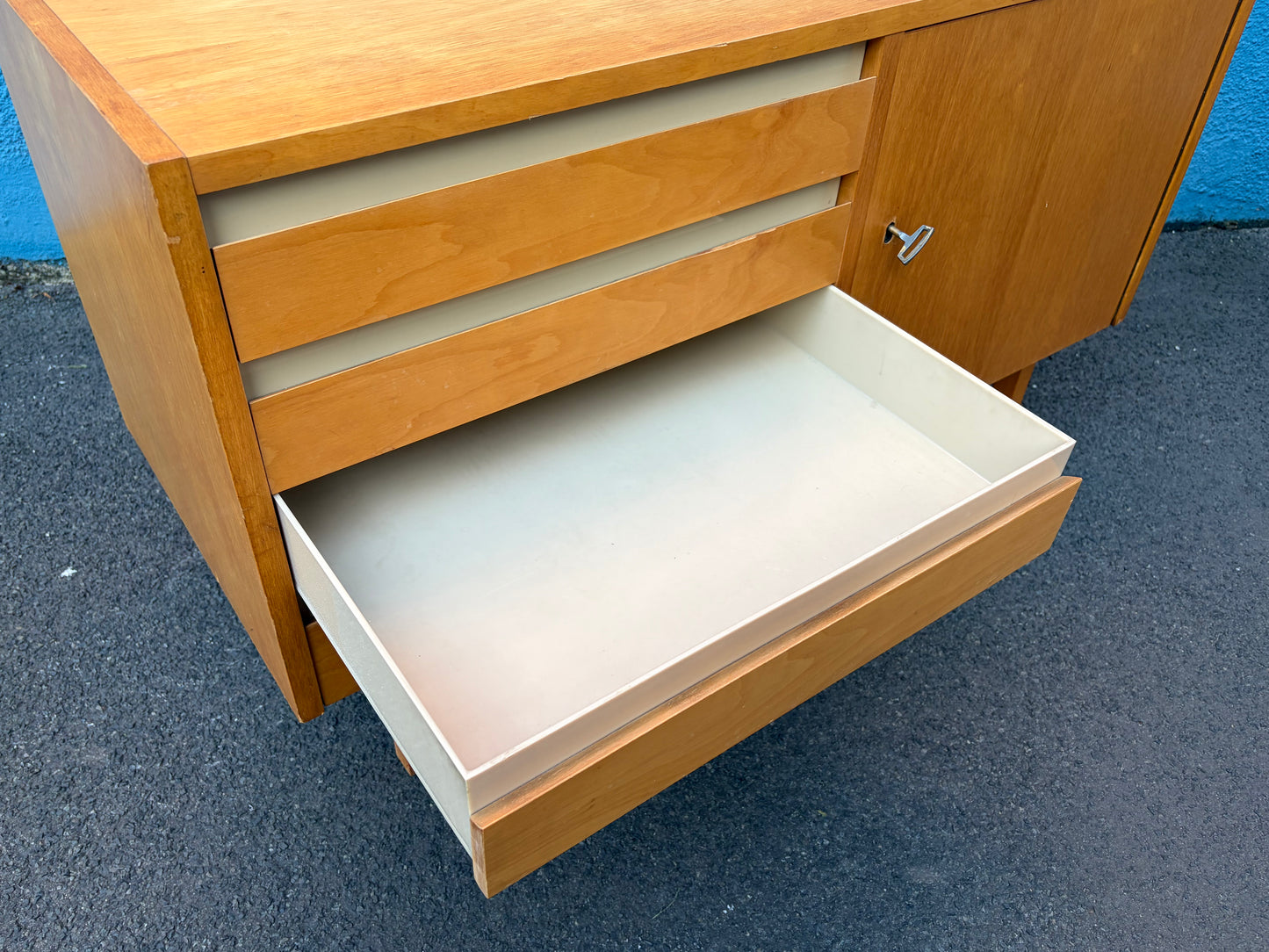 Kleines Sideboard in Birke von der VEB Deutsche Werkstätten Hellerau, DDR 1957
