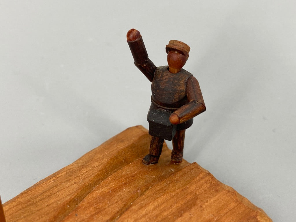 Handgeschnitzte Holzfigur aus Teakholz, Mid Century Design 1950er