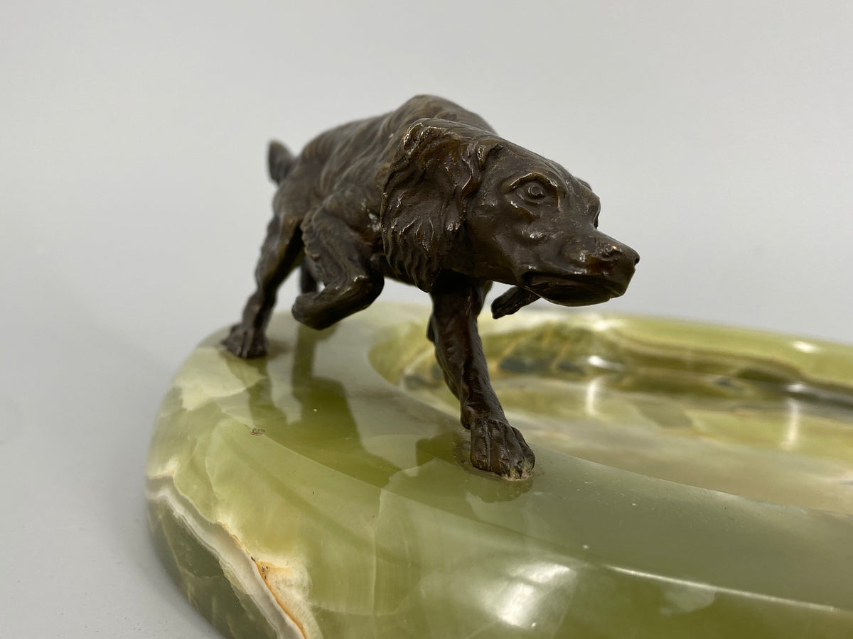 Grosse Art Deco Ablageschale aus Natur-Onyx mit einer Jagdhundfigur, um 1920