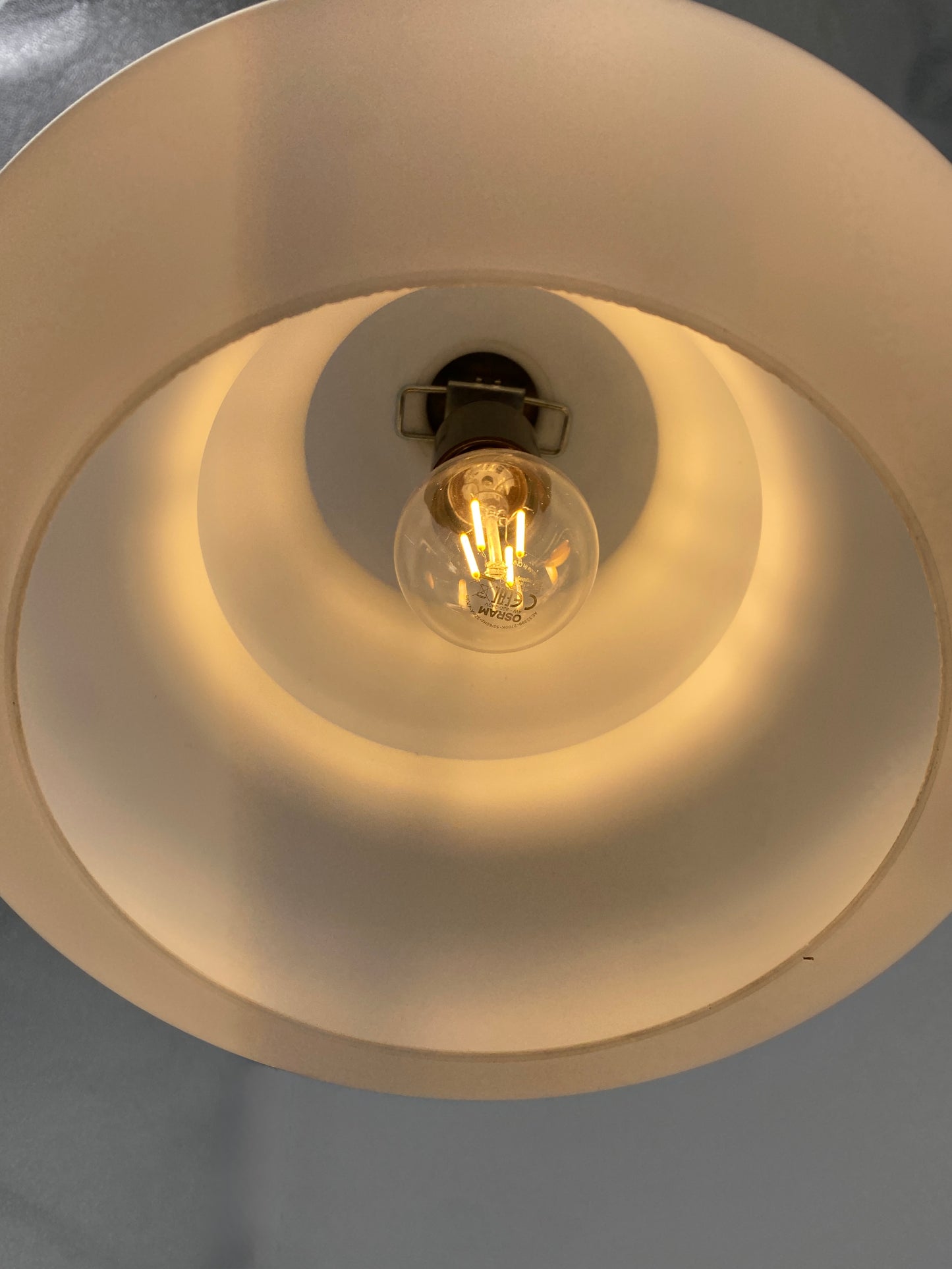 Hängelampe "AH1" aus mundgeblasenem Opalglas von Peill & Putzler