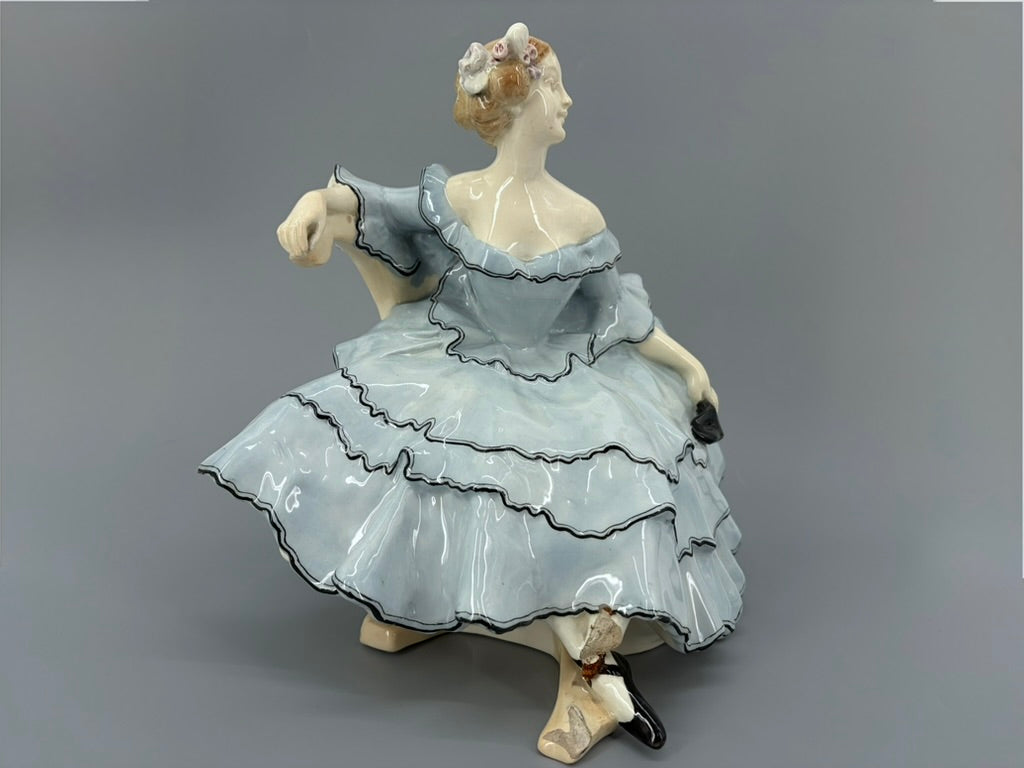 Keramikfigur einer jungen Dame im Krinolin-Ballkleid "Ball Pause" von Stanislaus Emil Czapek (1874–1921) für die Goldscheider ManufakturWiener Jugendstil um 1914