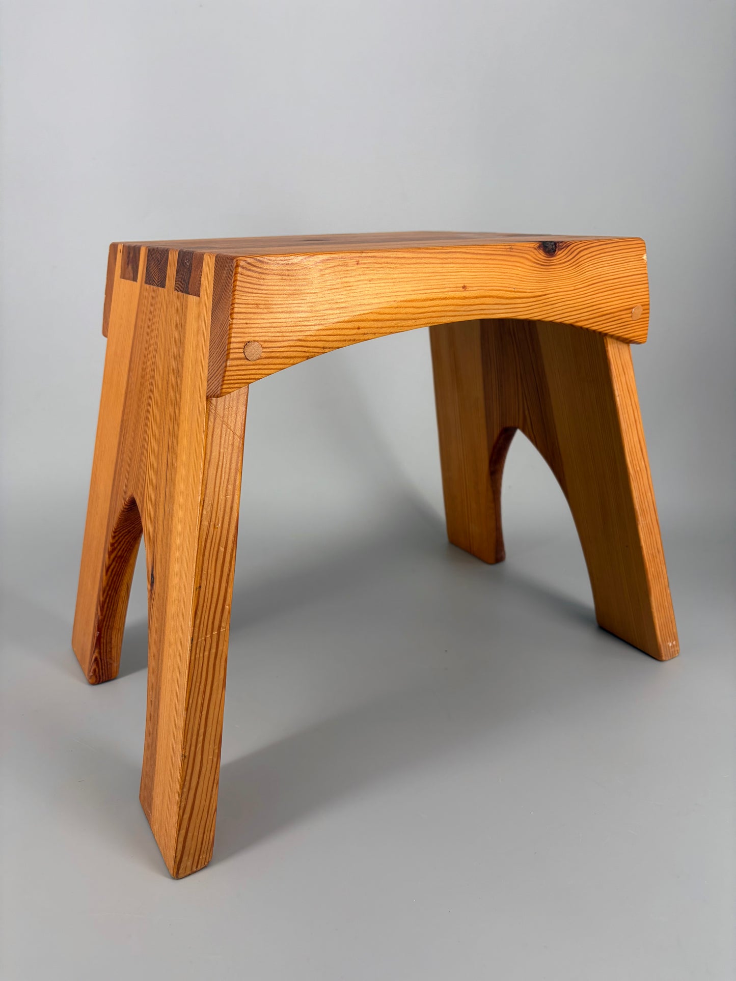 Mid Century Design Hocker aus massiven Kieferholz und schöner Zapfenverbindung