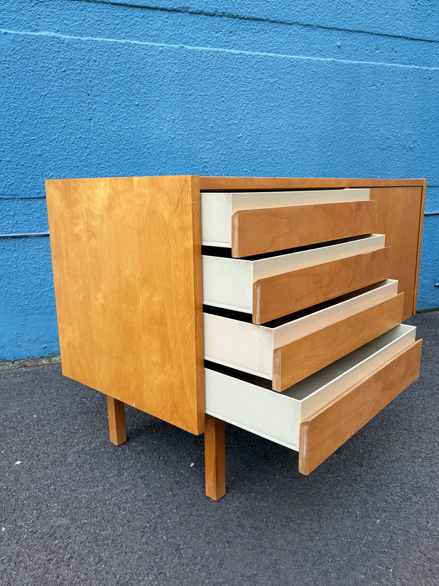 Kleines Sideboard in Birke von der VEB Deutsche Werkstätten Hellerau, DDR 1957